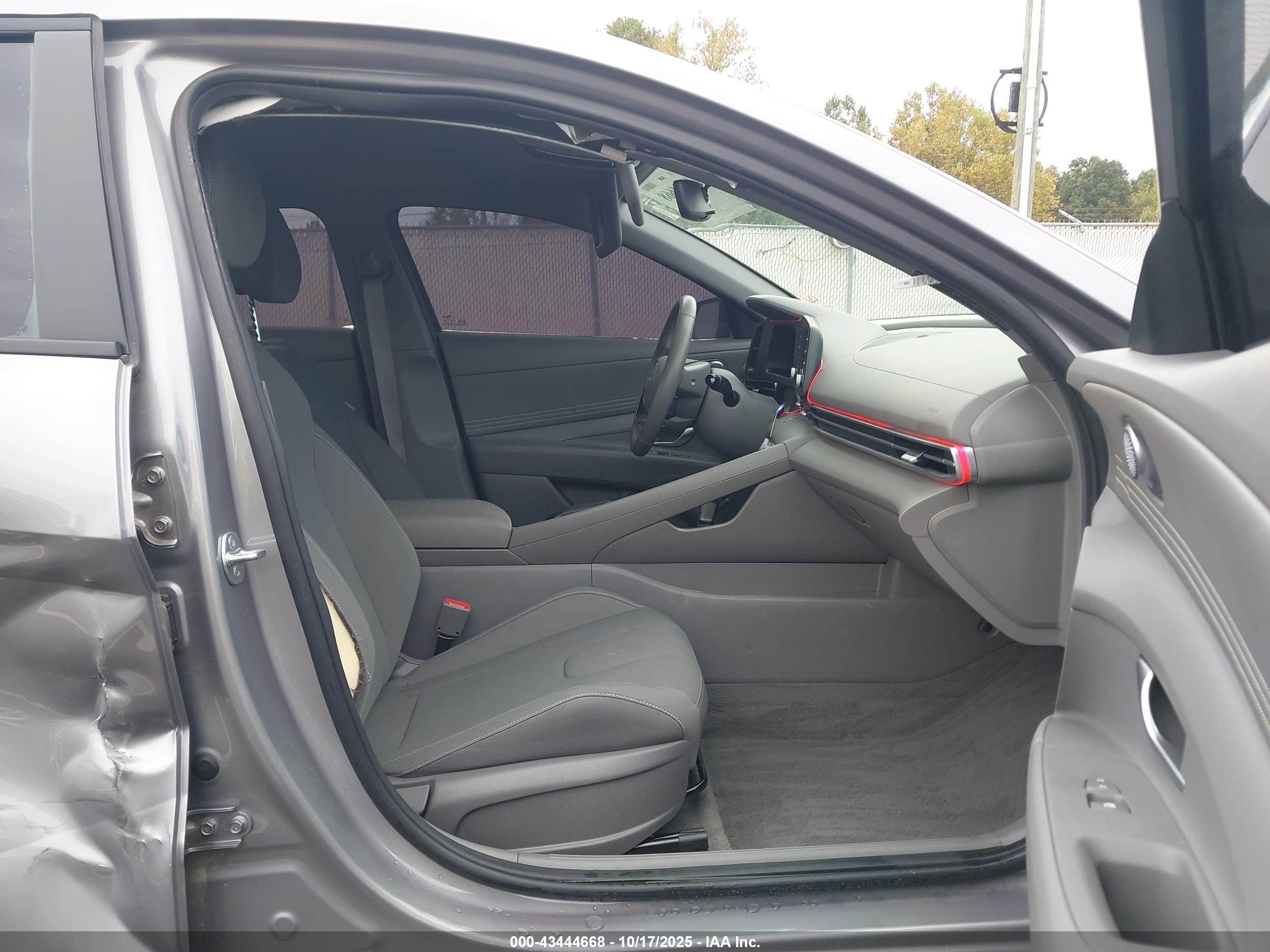 HYUNDAI ELANTRA image 5