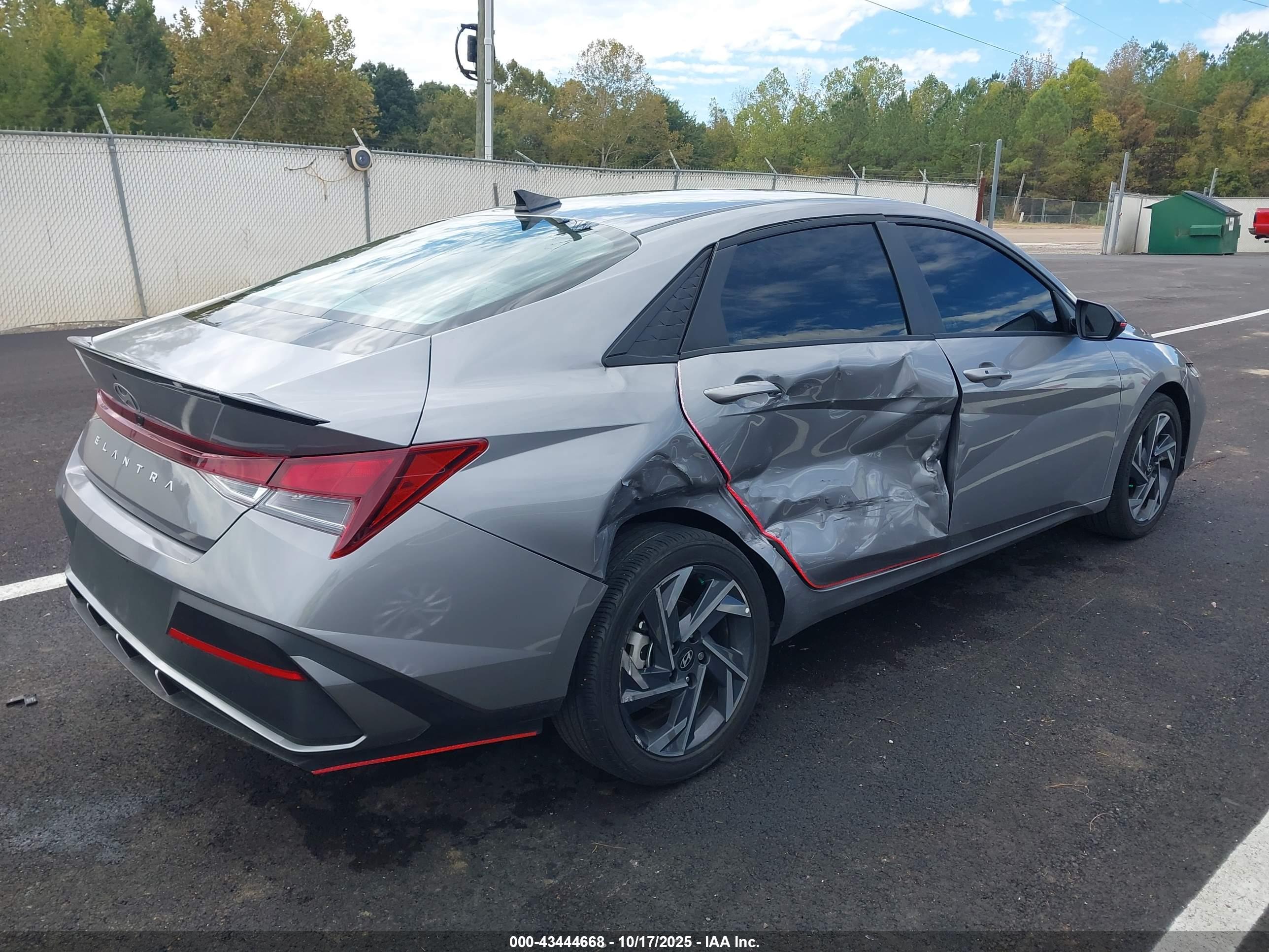 HYUNDAI ELANTRA image 6