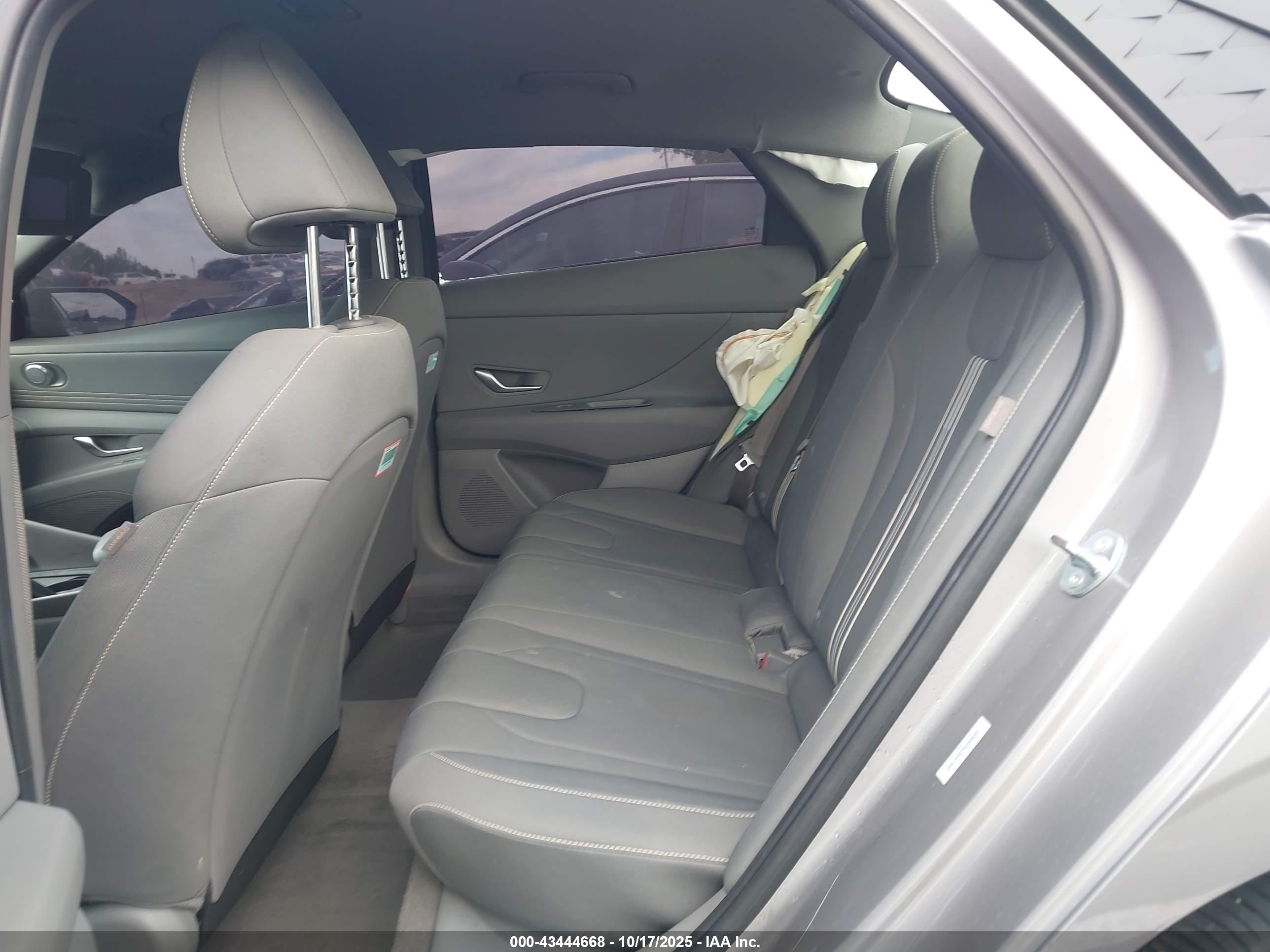 HYUNDAI ELANTRA image 8
