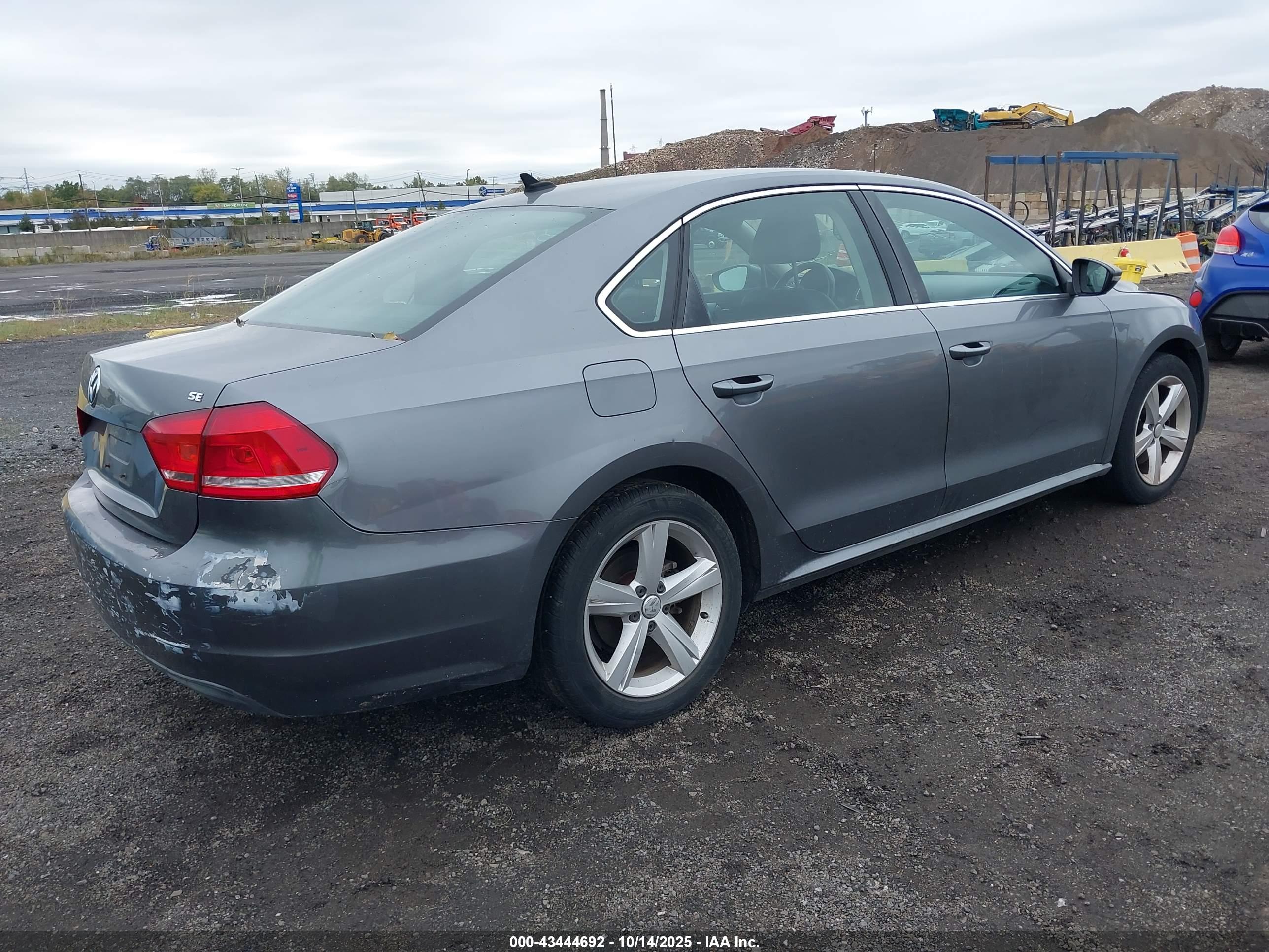 VOLKSWAGEN PASSAT image 4
