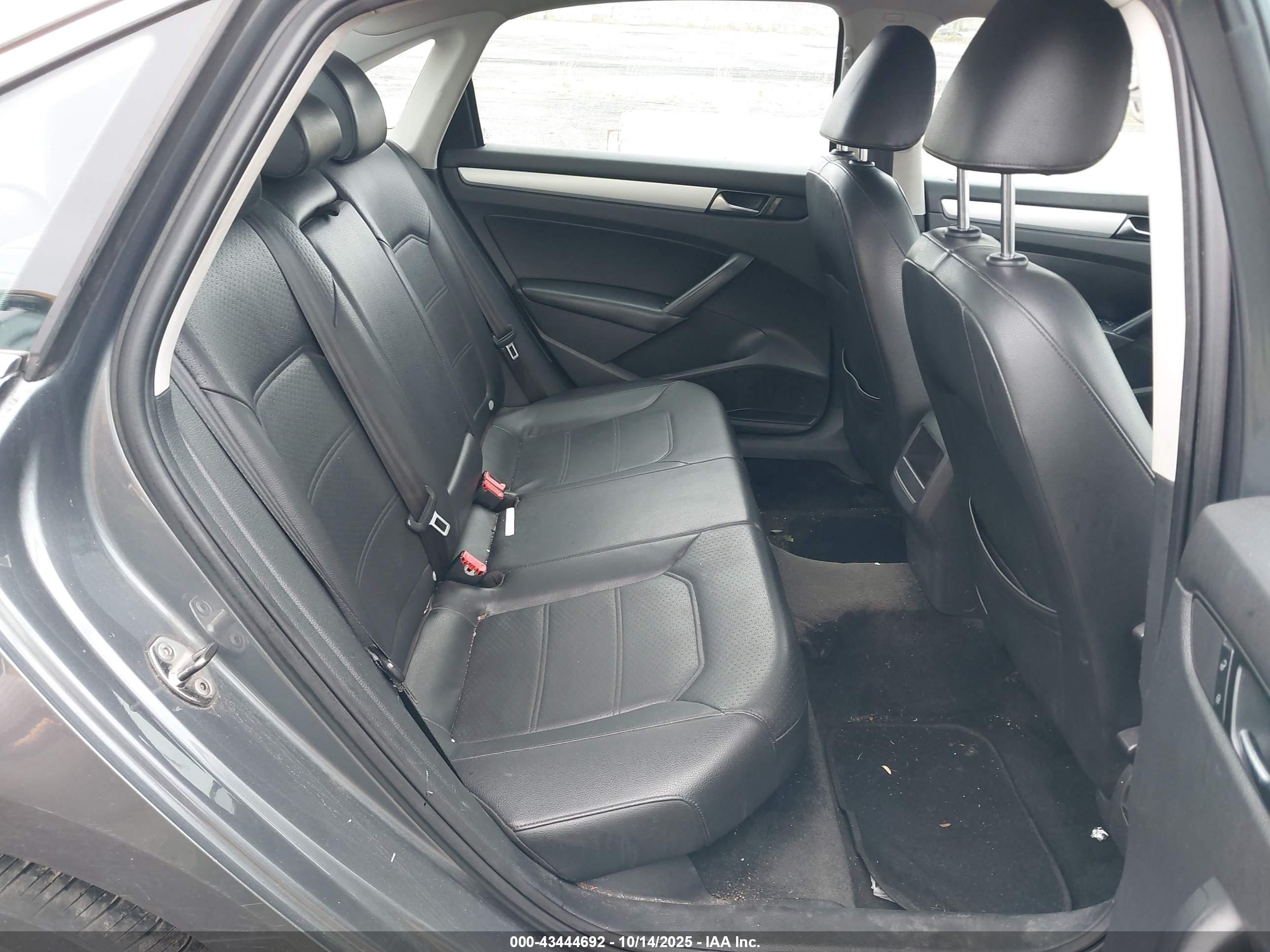 VOLKSWAGEN PASSAT image 8