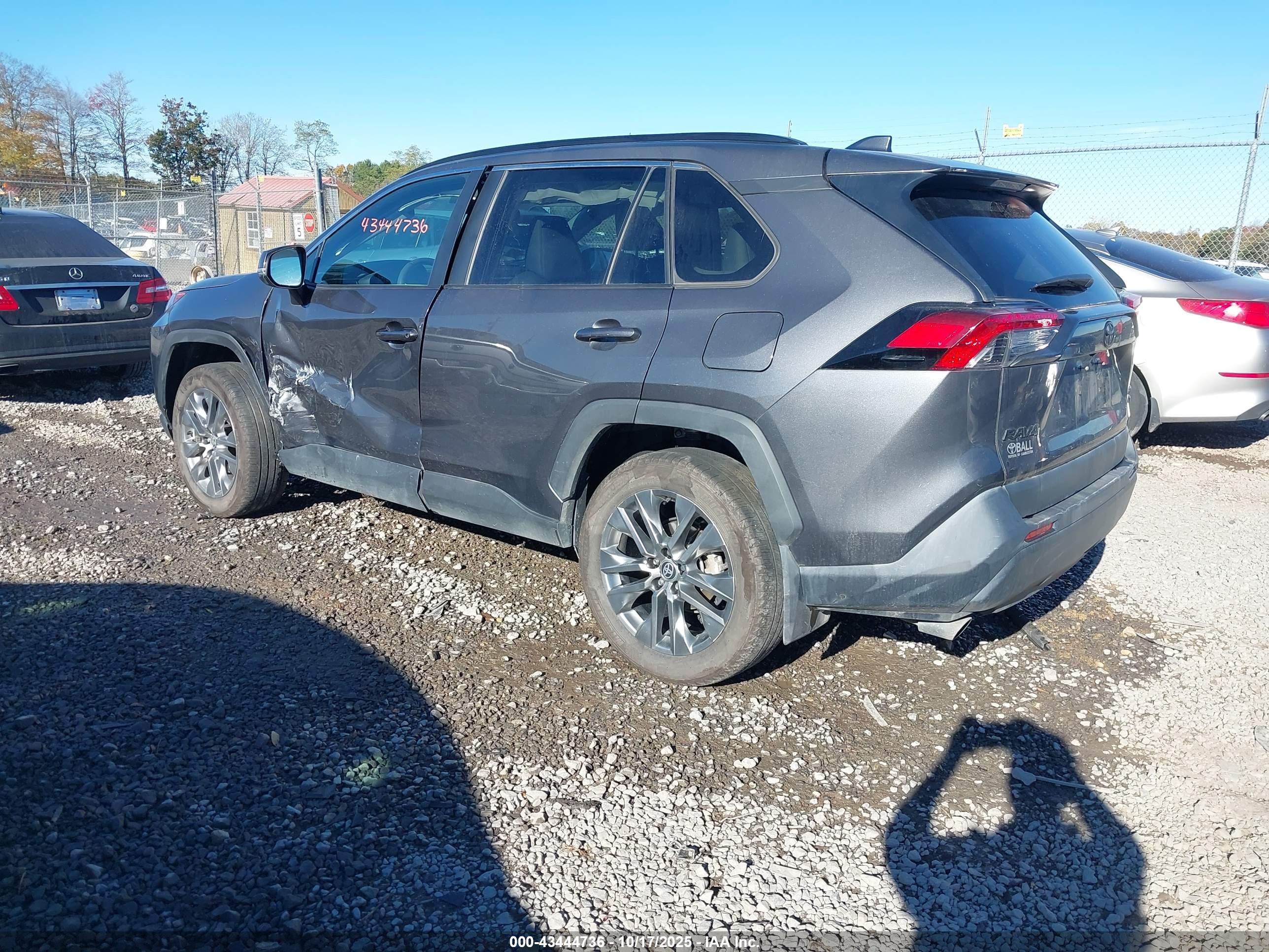 TOYOTA RAV4 image 3