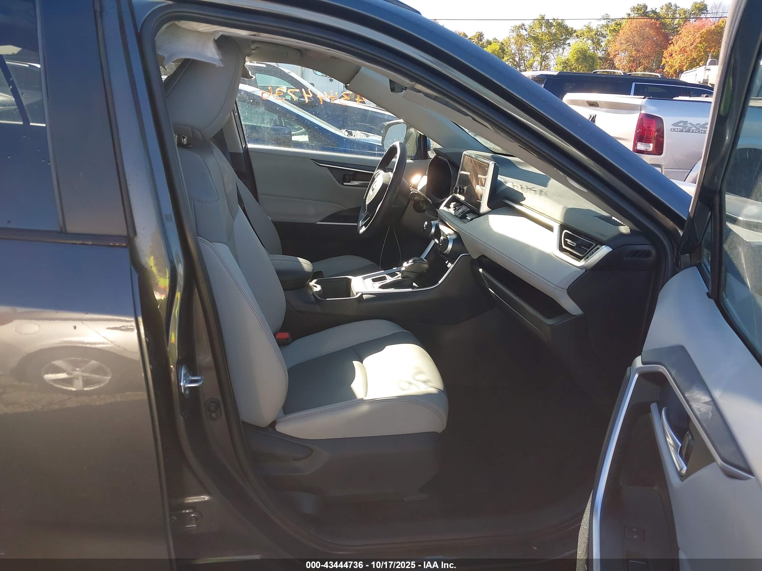 TOYOTA RAV4 image 5