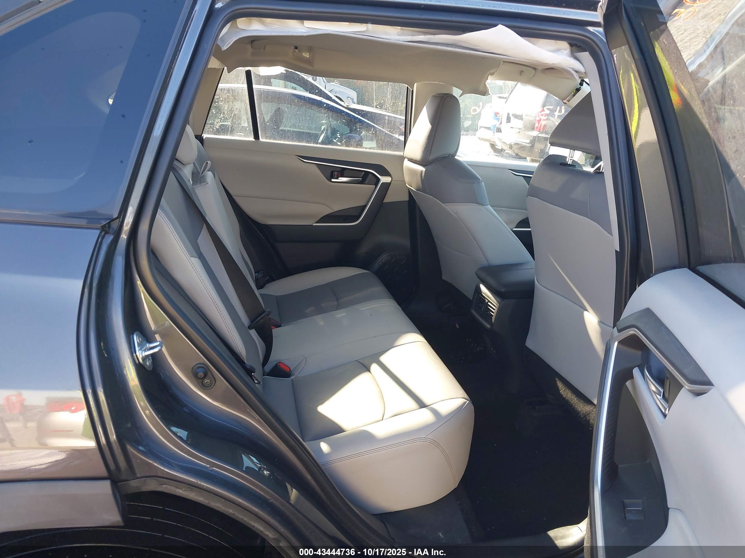 TOYOTA RAV4 image 8