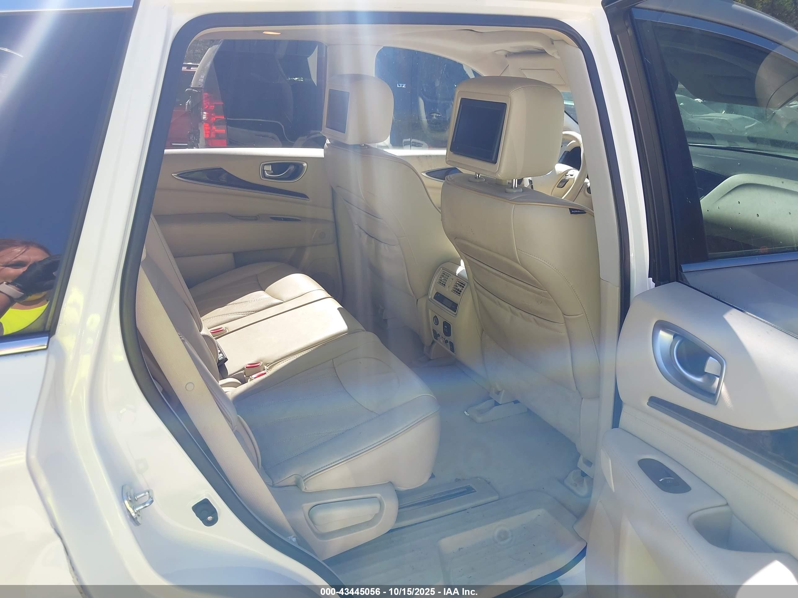 INFINITI JX35 image 8