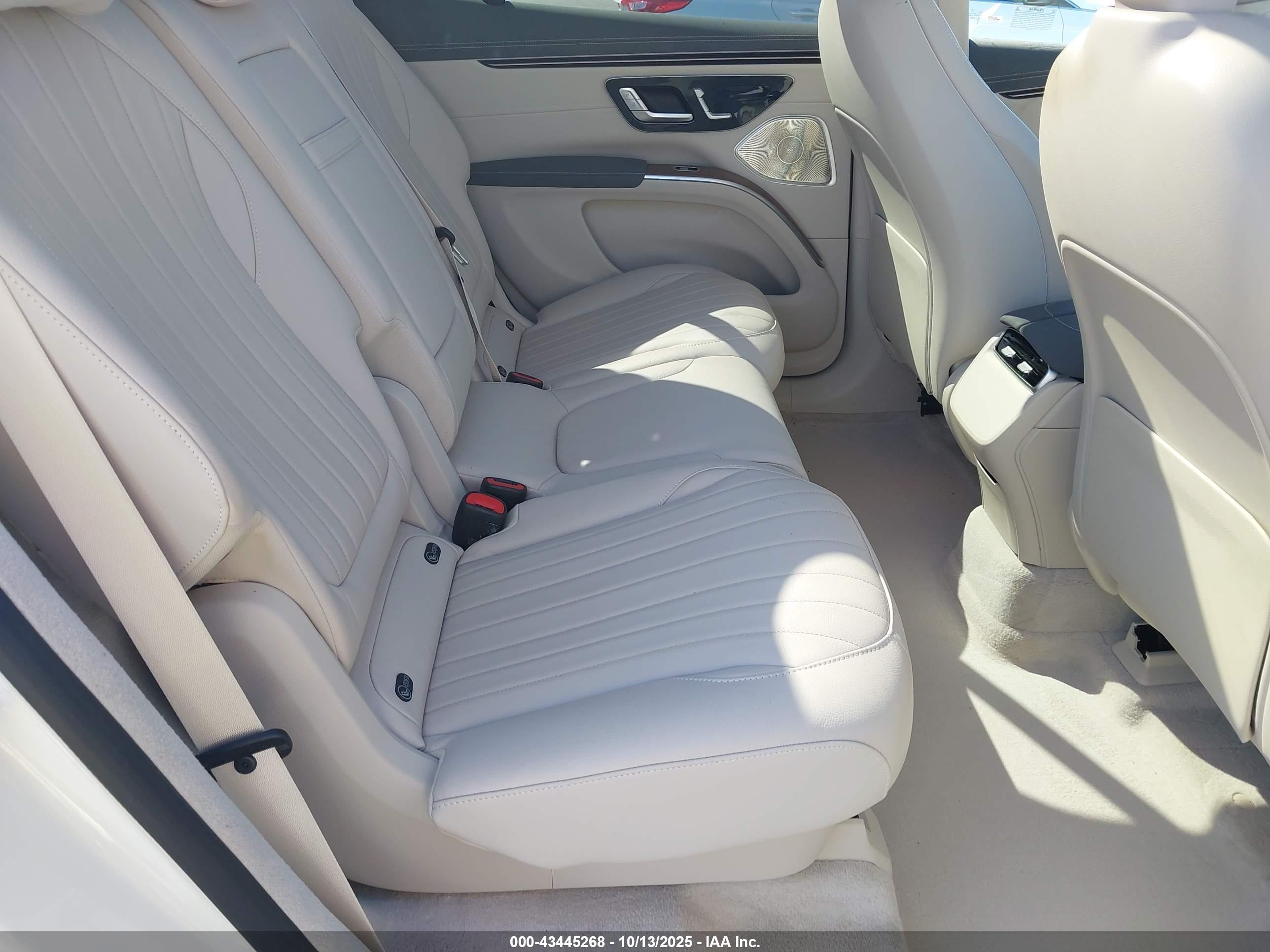 MERCEDES-BENZ EQS image 8