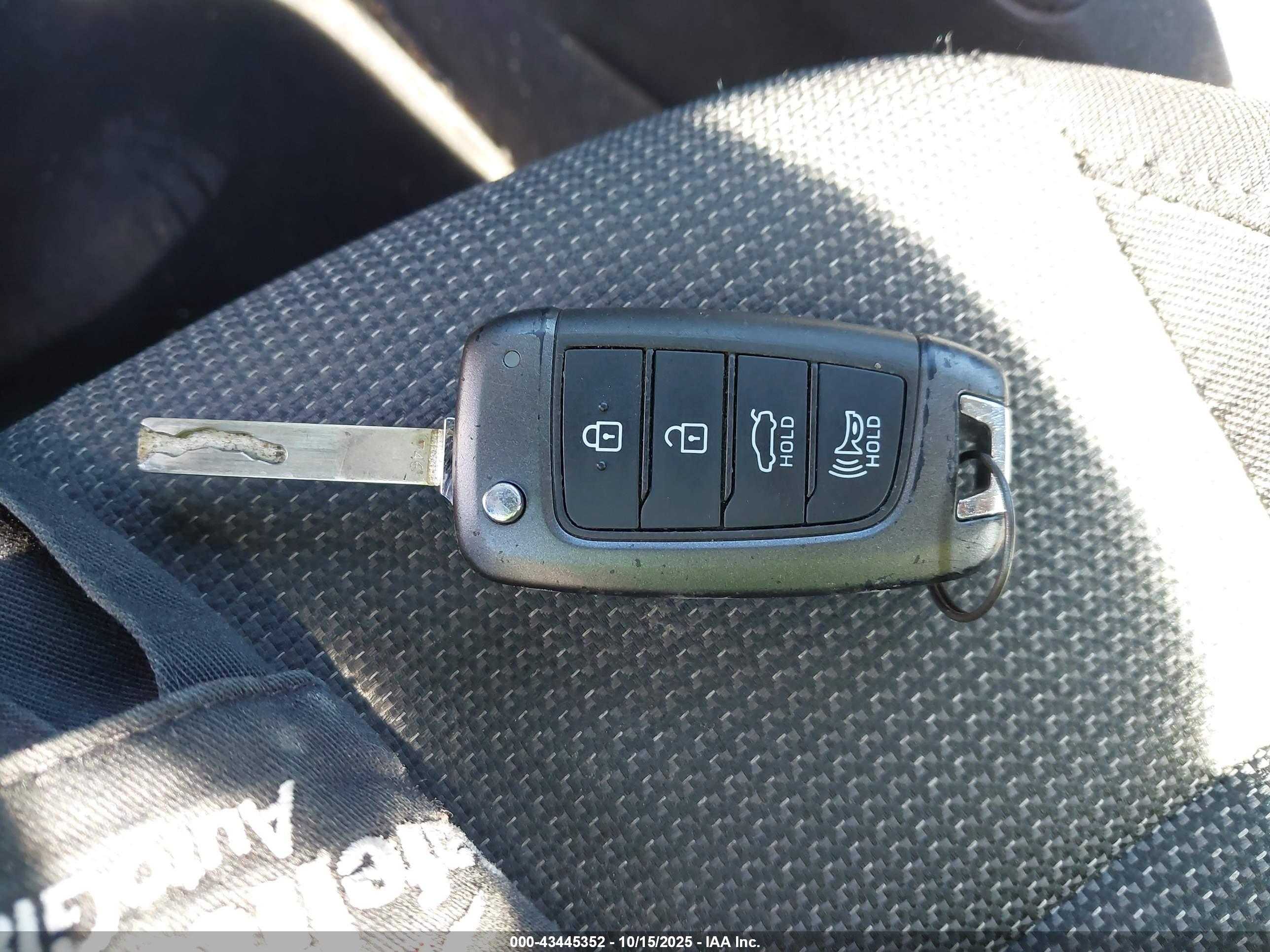 HYUNDAI ACCENT image 11