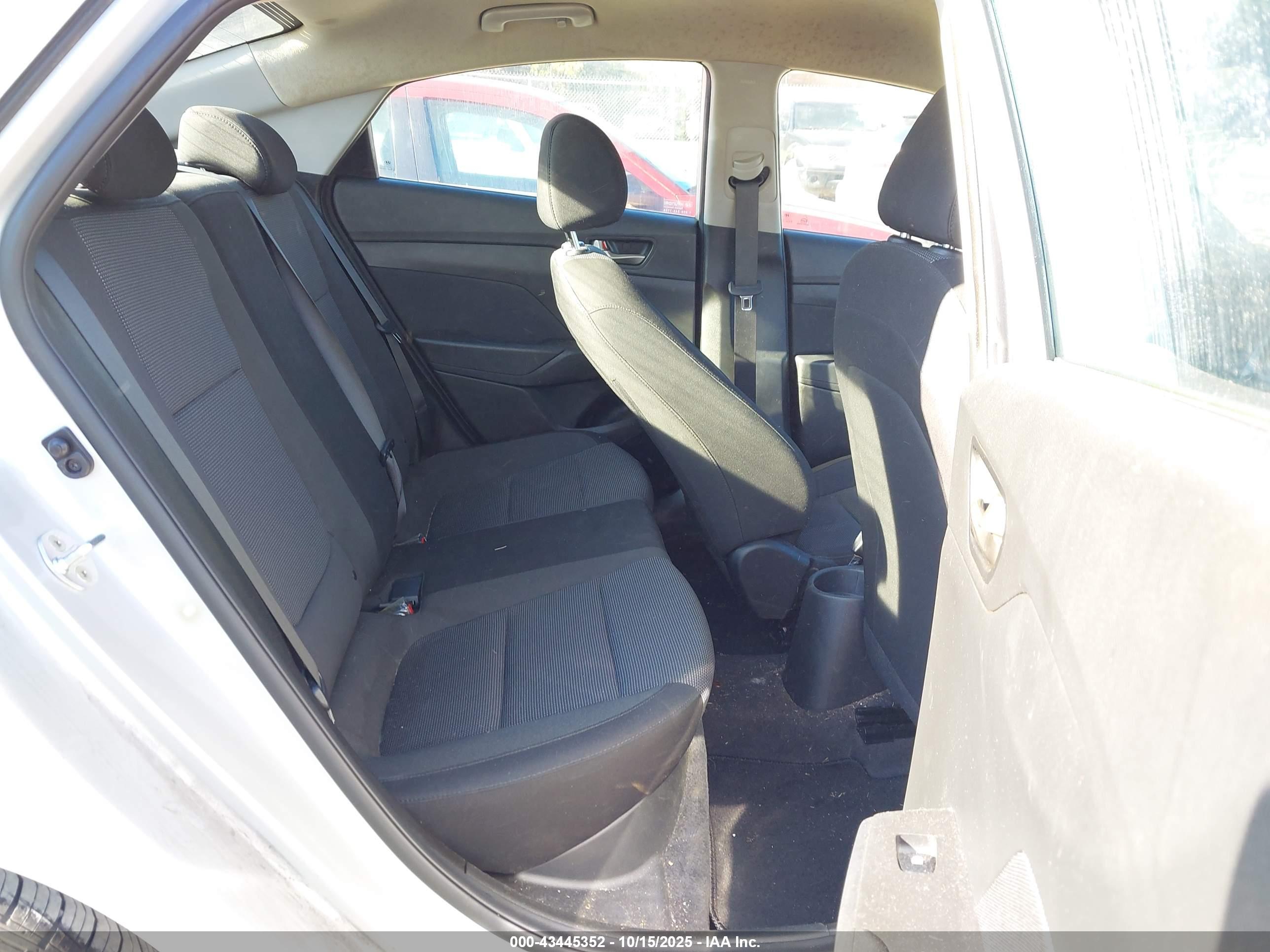 HYUNDAI ACCENT image 8