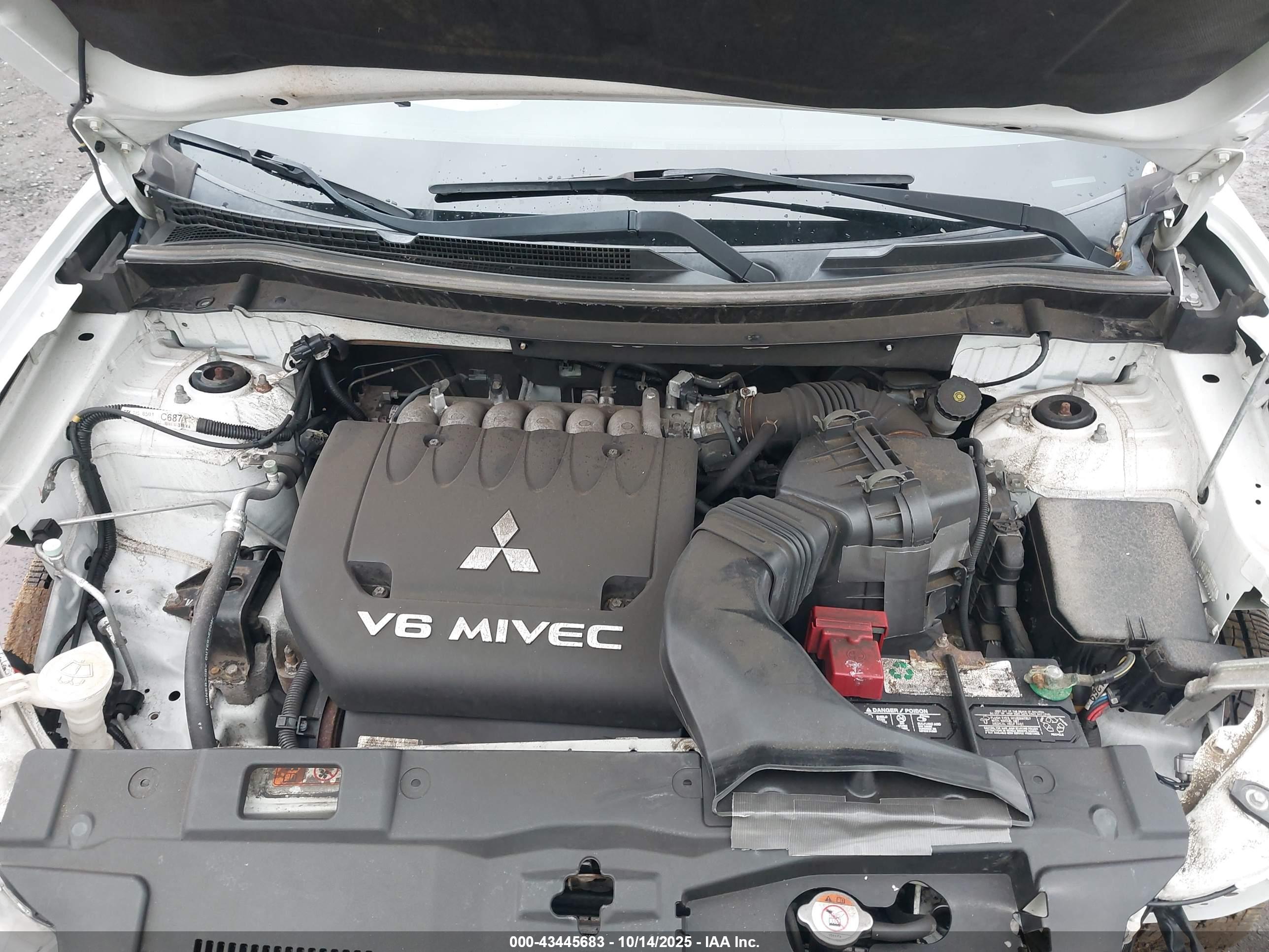 MITSUBISHI OUTLANDER image 10