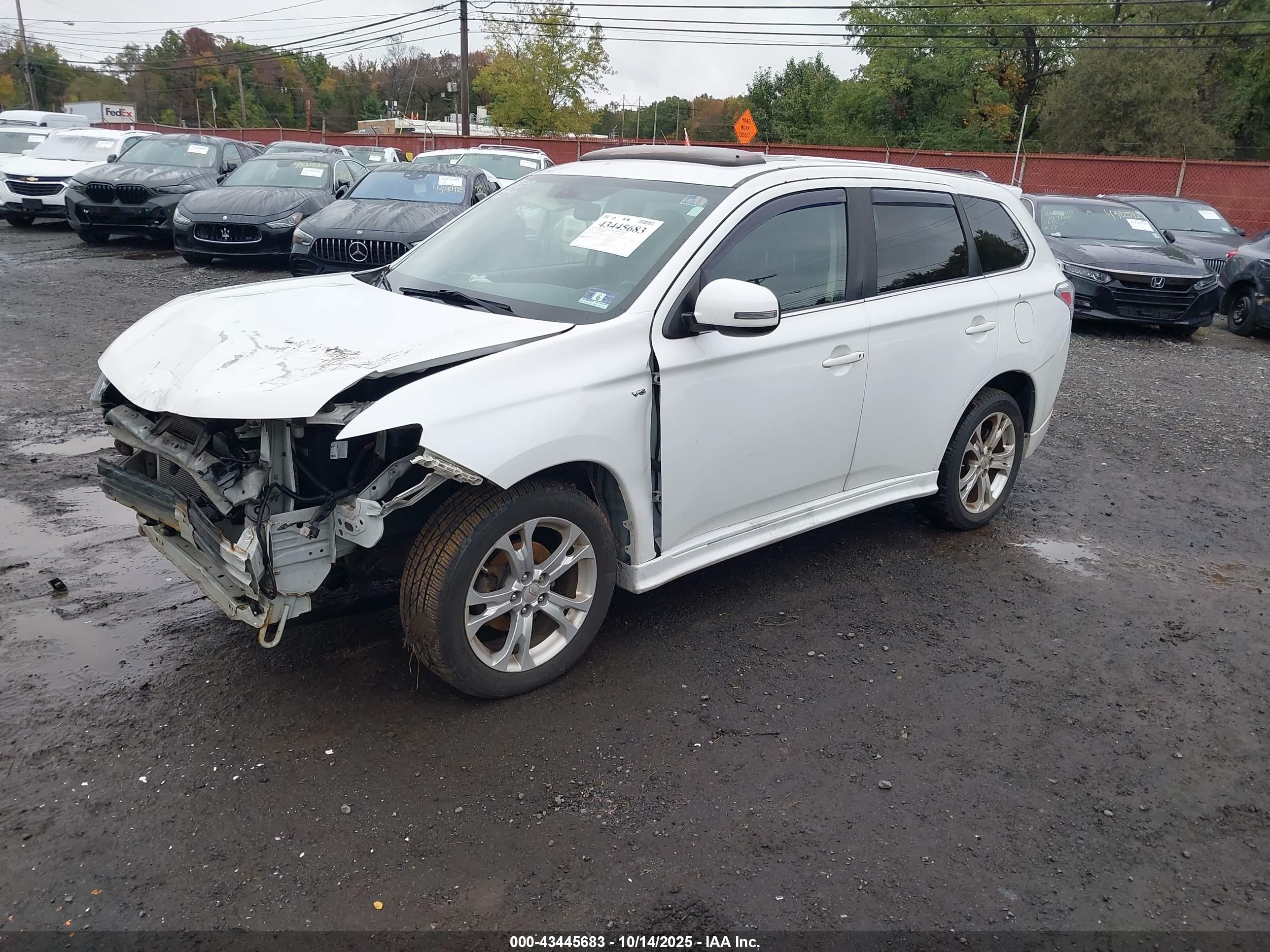 MITSUBISHI OUTLANDER image 2
