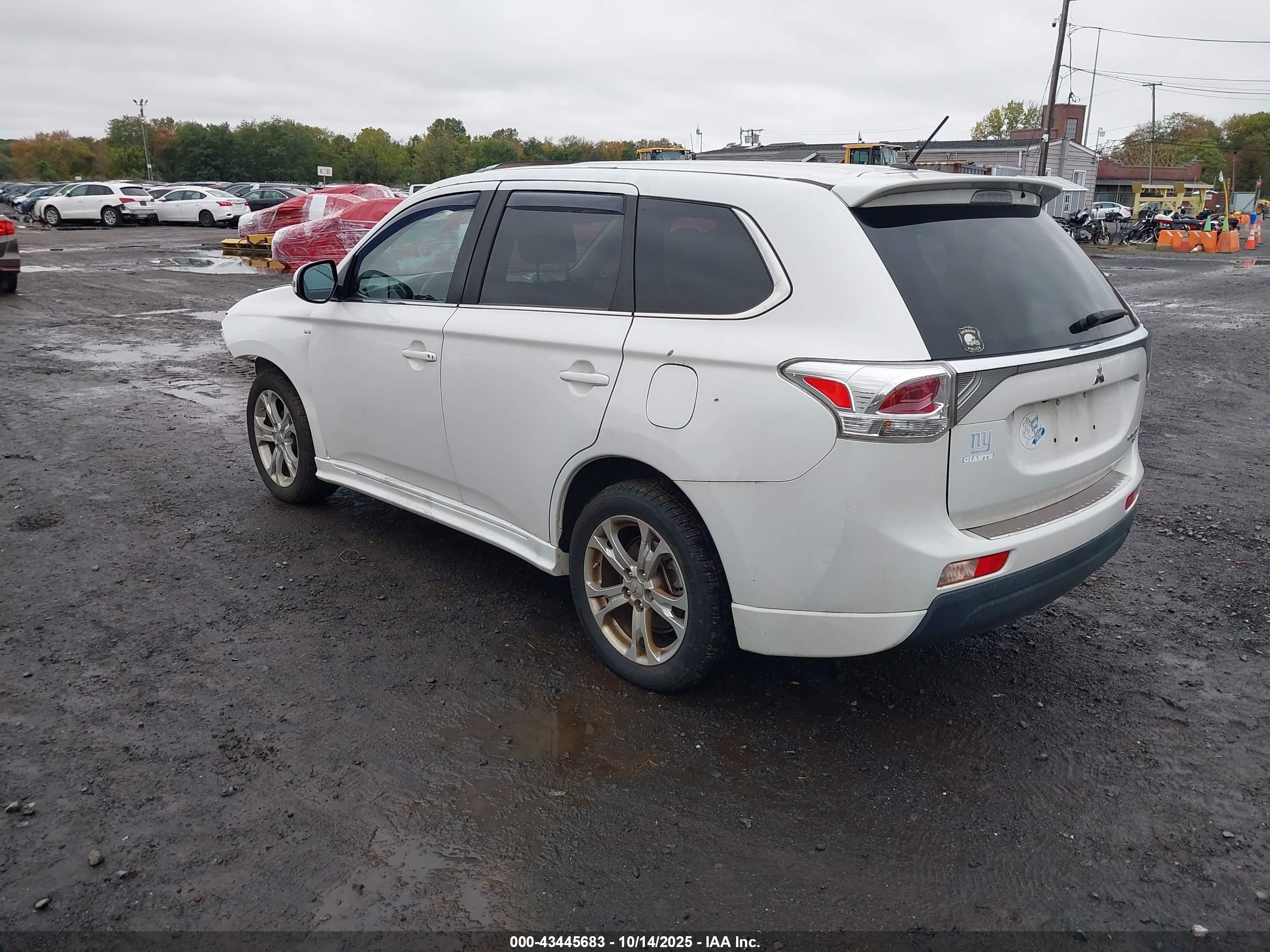 MITSUBISHI OUTLANDER image 3
