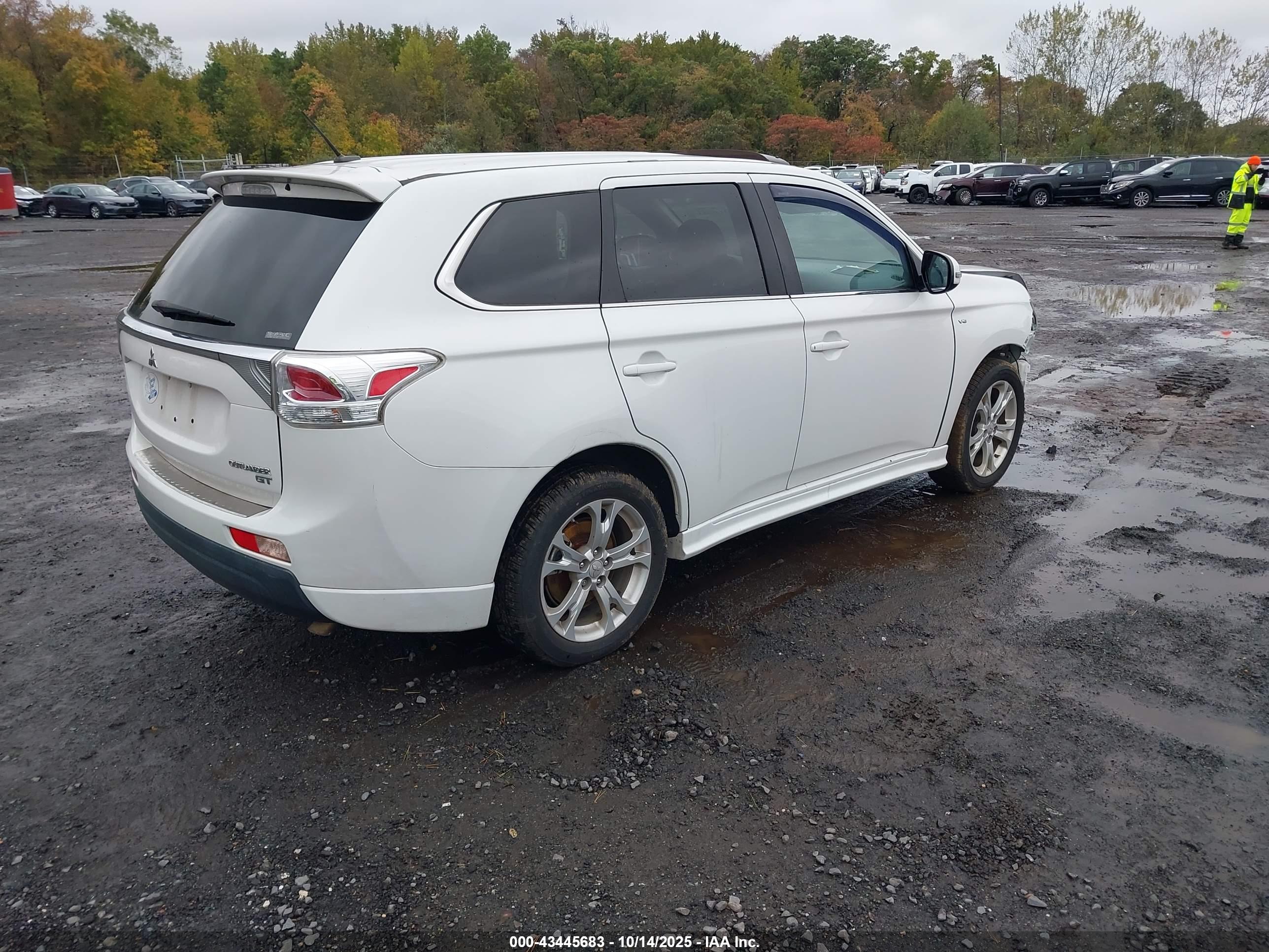 MITSUBISHI OUTLANDER image 4