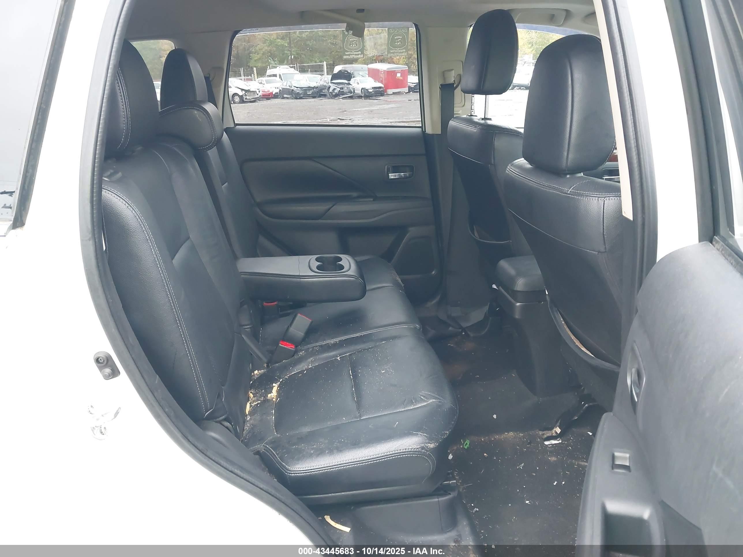 MITSUBISHI OUTLANDER image 8