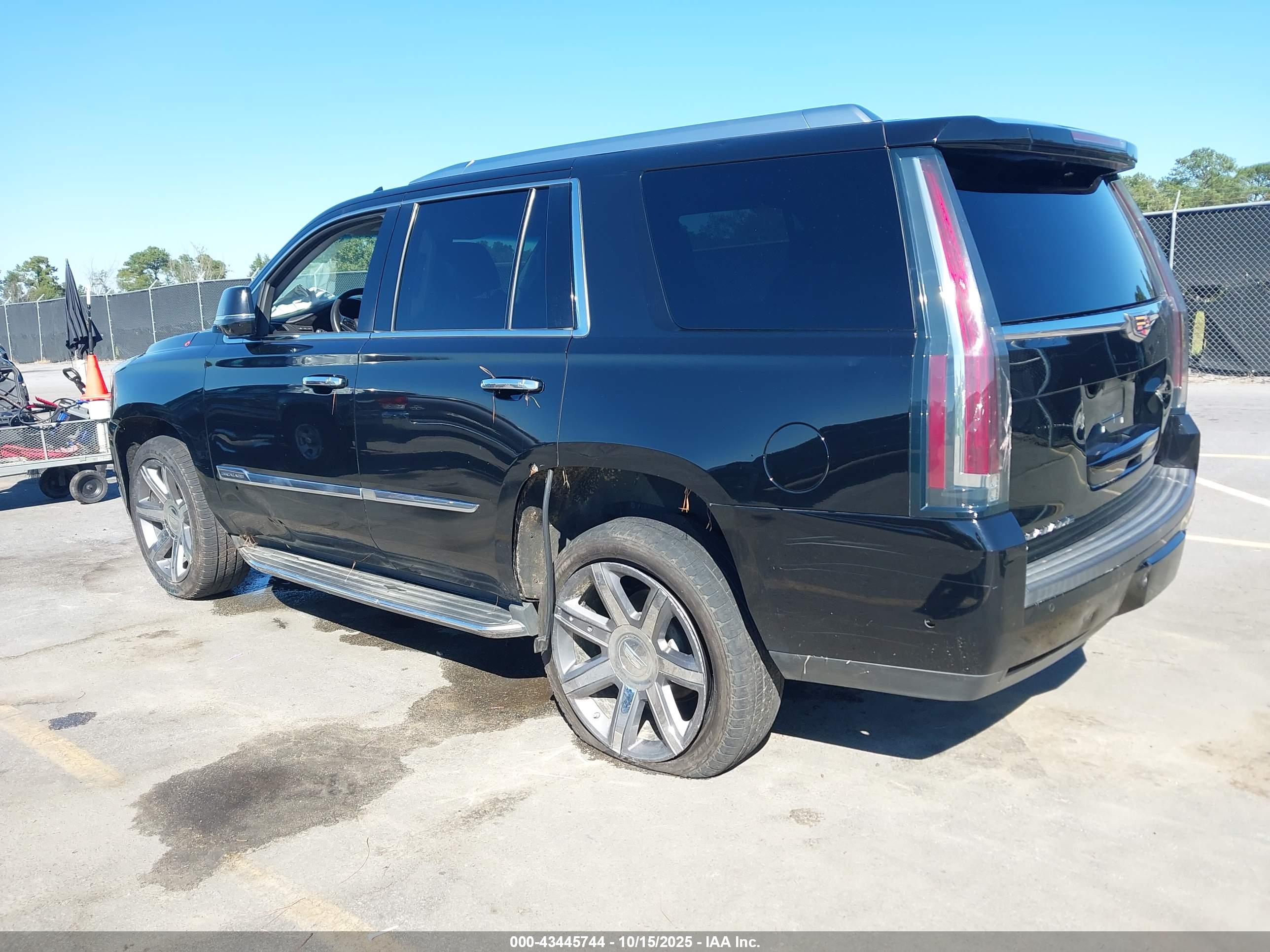 CADILLAC ESCALADE image 3