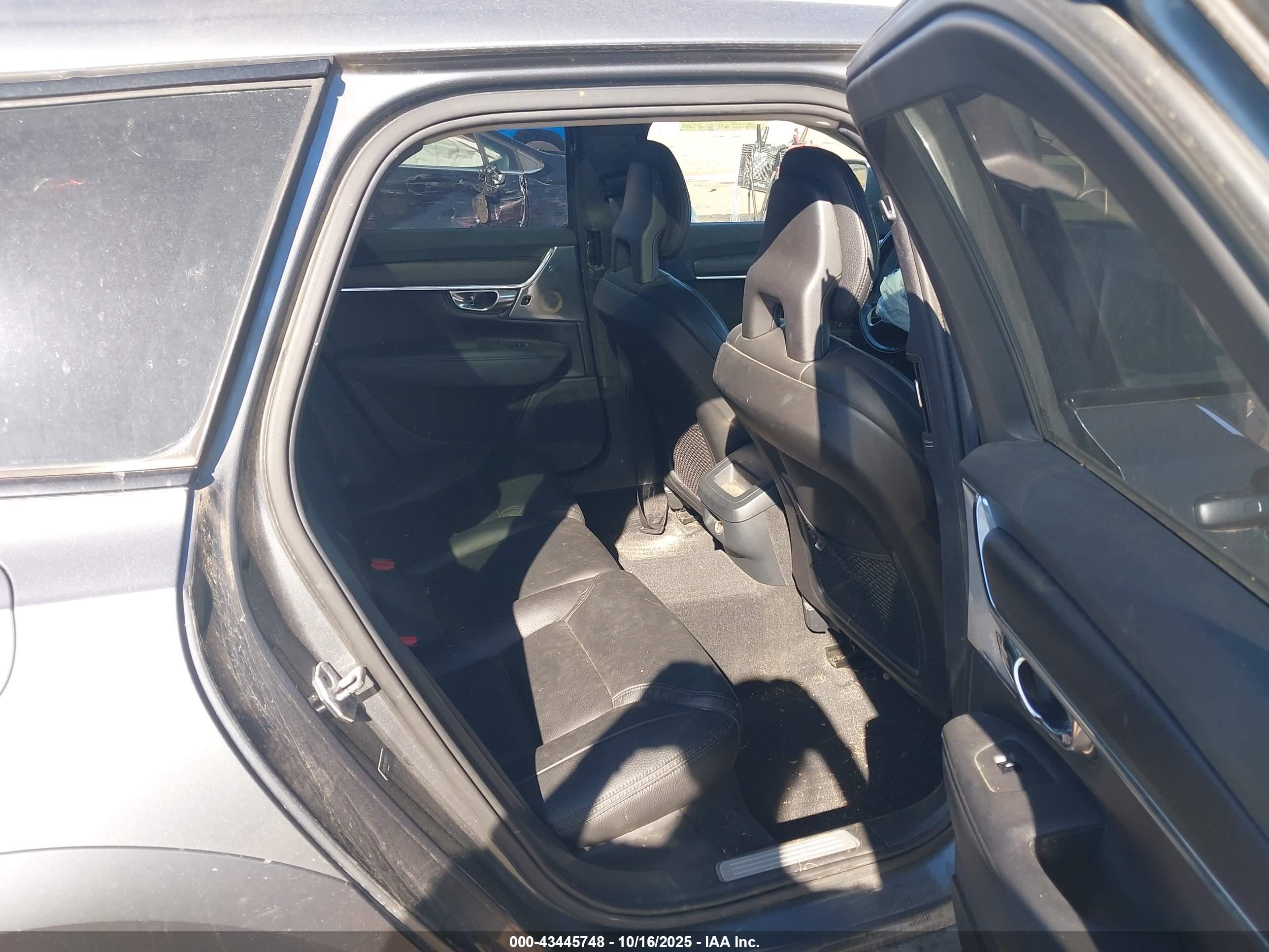 VOLVO V90 image 8