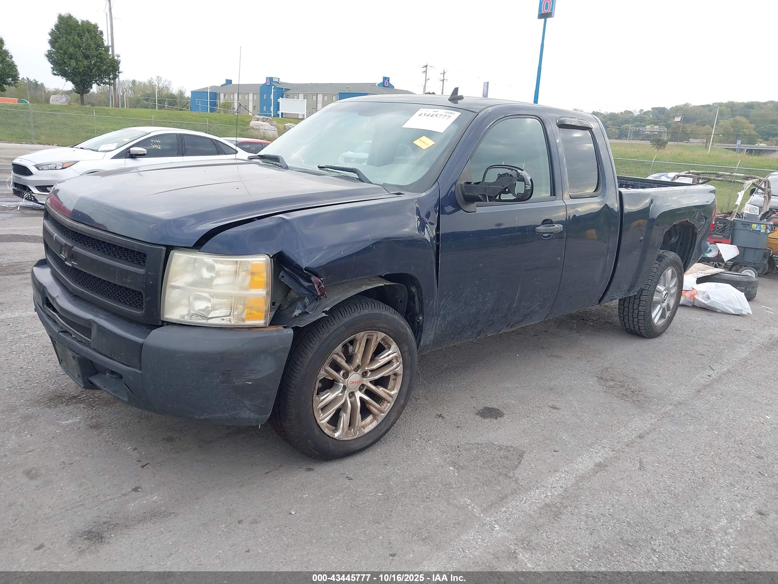 CHEVROLET SILVERADO image 2