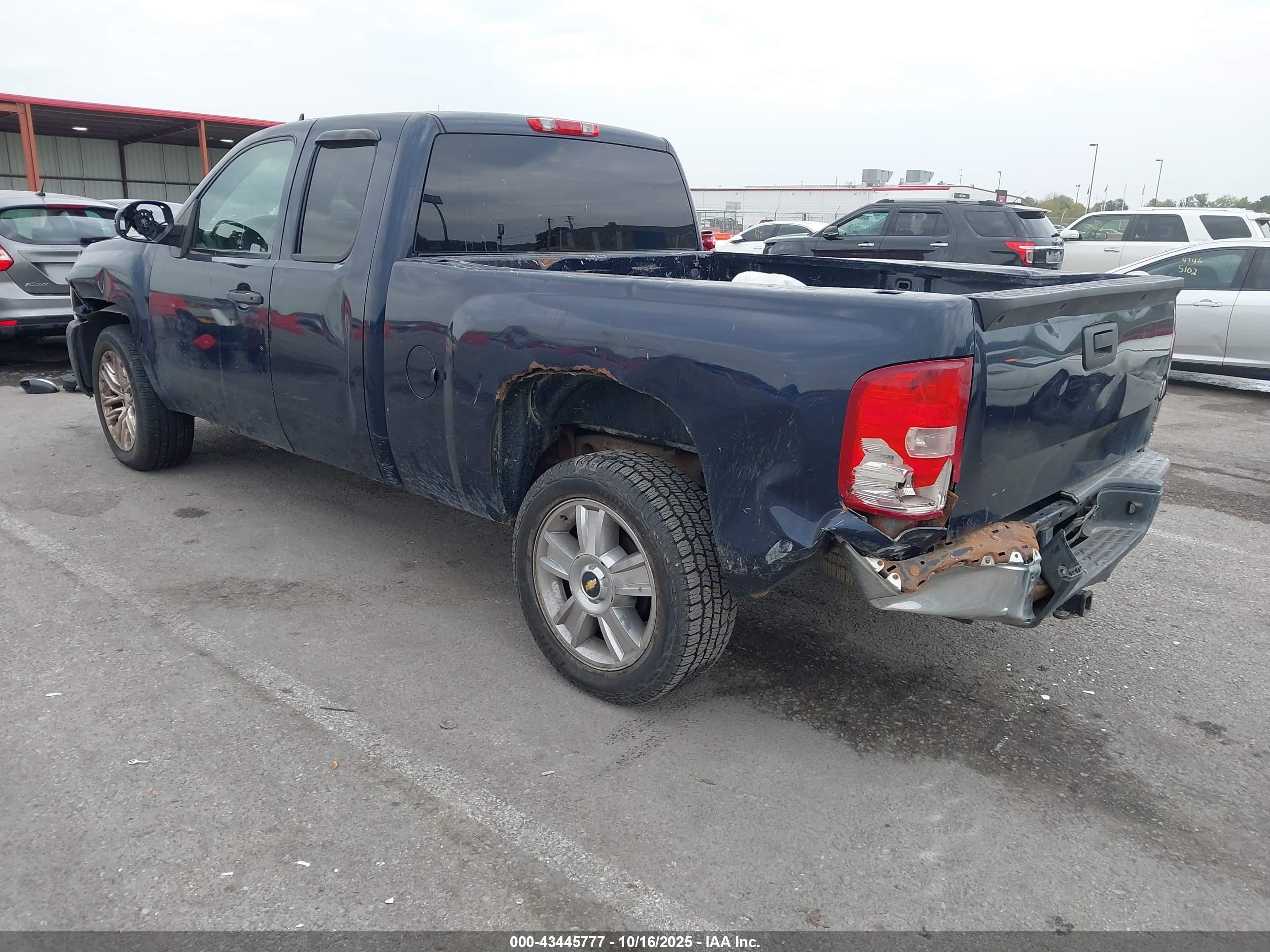 CHEVROLET SILVERADO image 3
