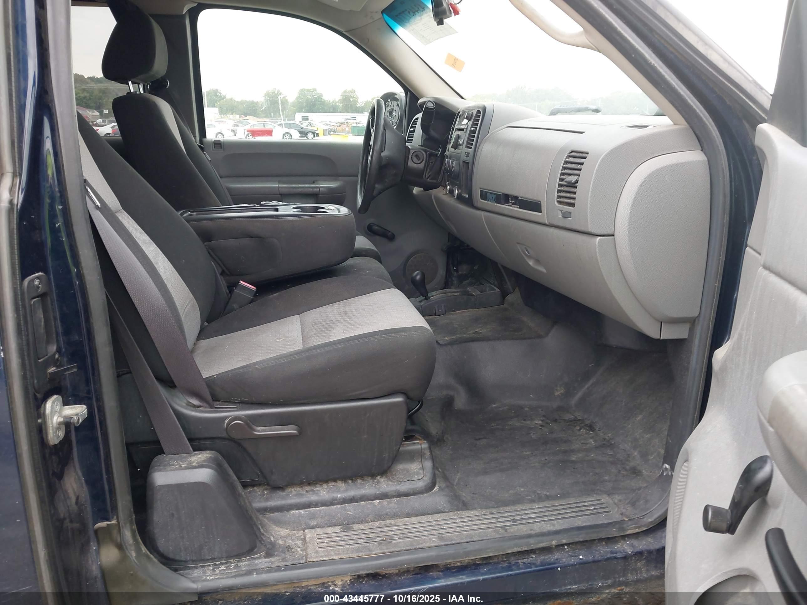 CHEVROLET SILVERADO image 5