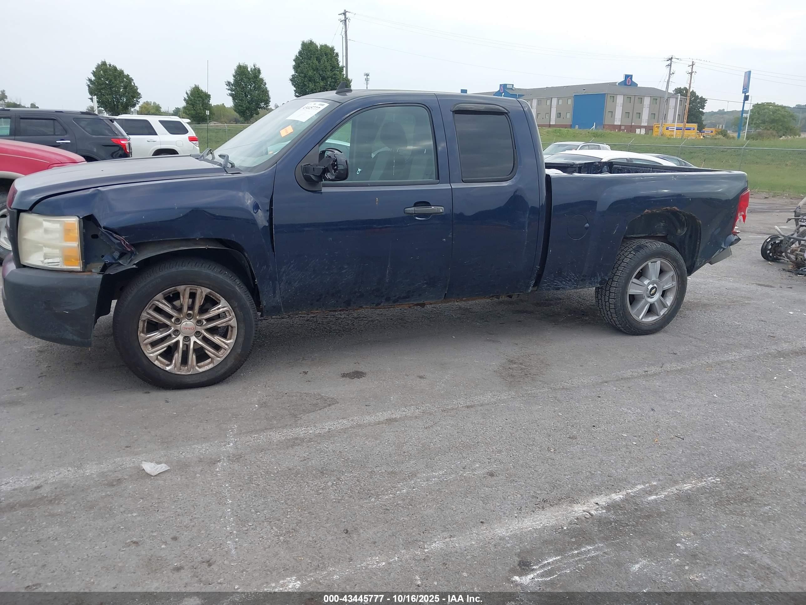 CHEVROLET SILVERADO image 6