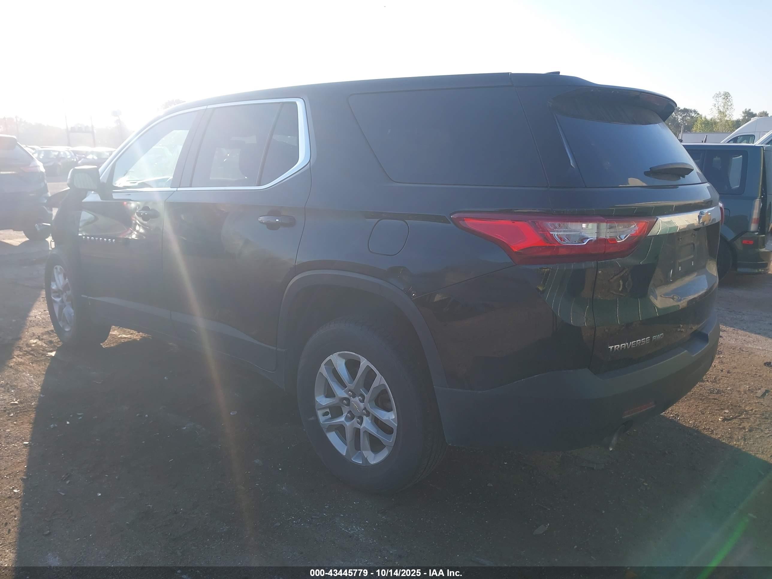 CHEVROLET TRAVERSE image 3