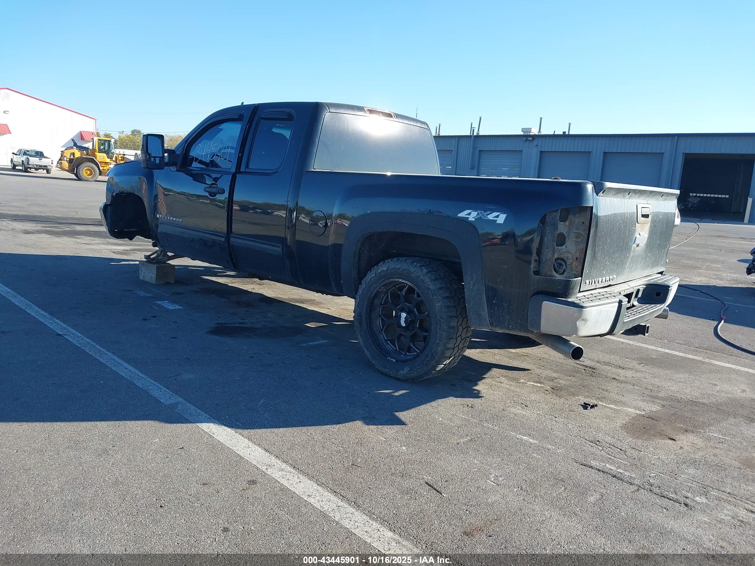 CHEVROLET SILVERADO image 3