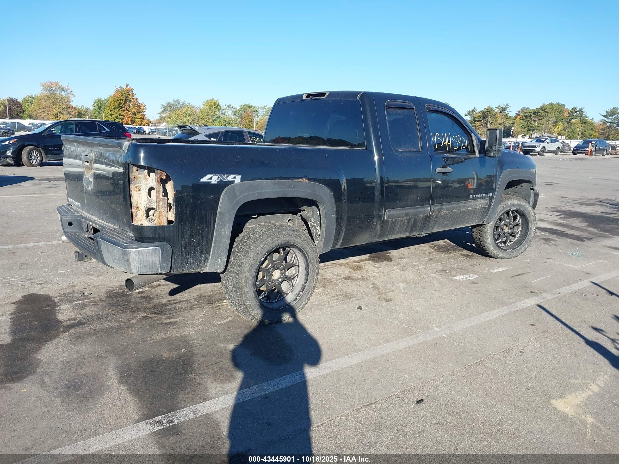 CHEVROLET SILVERADO image 4