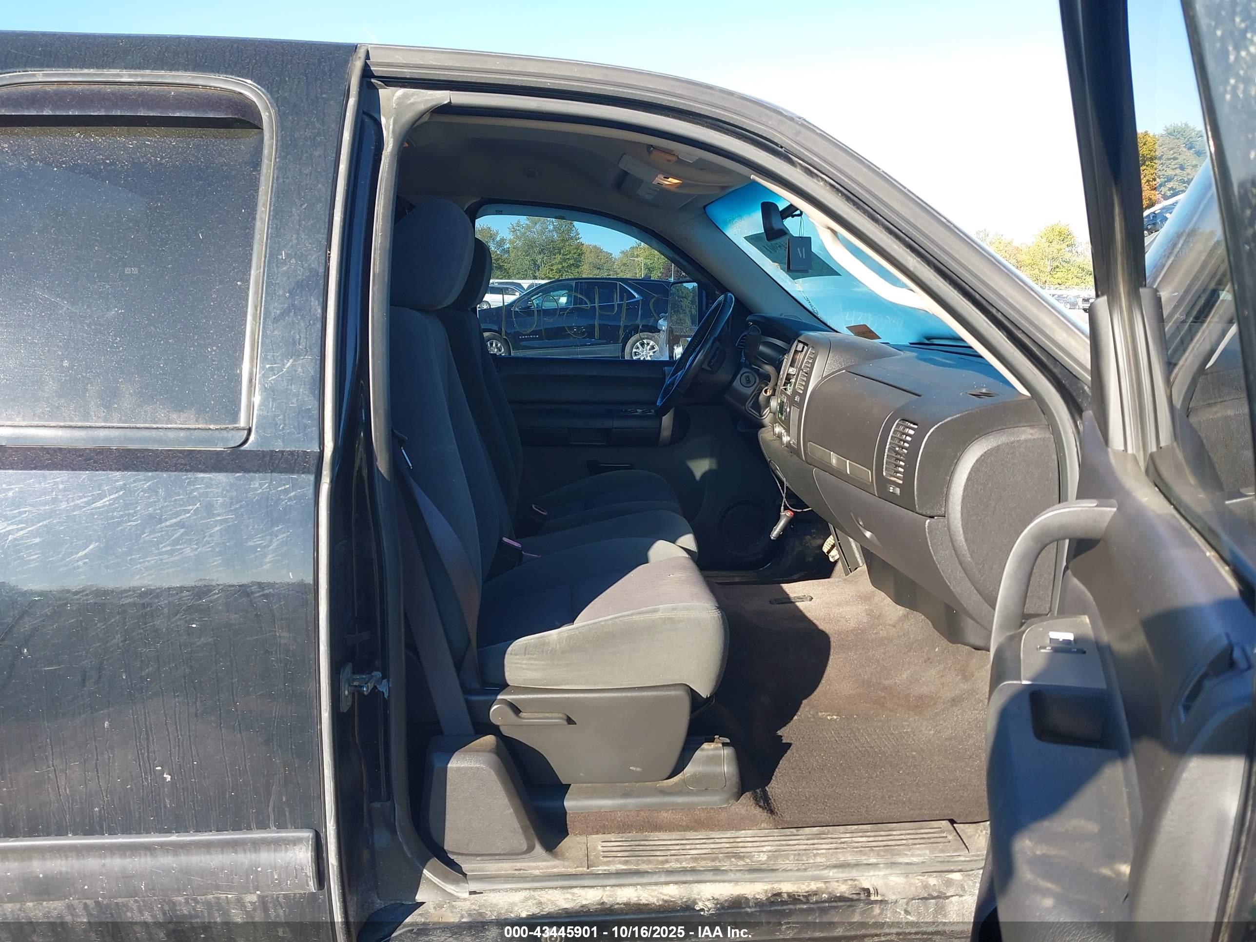 CHEVROLET SILVERADO image 5