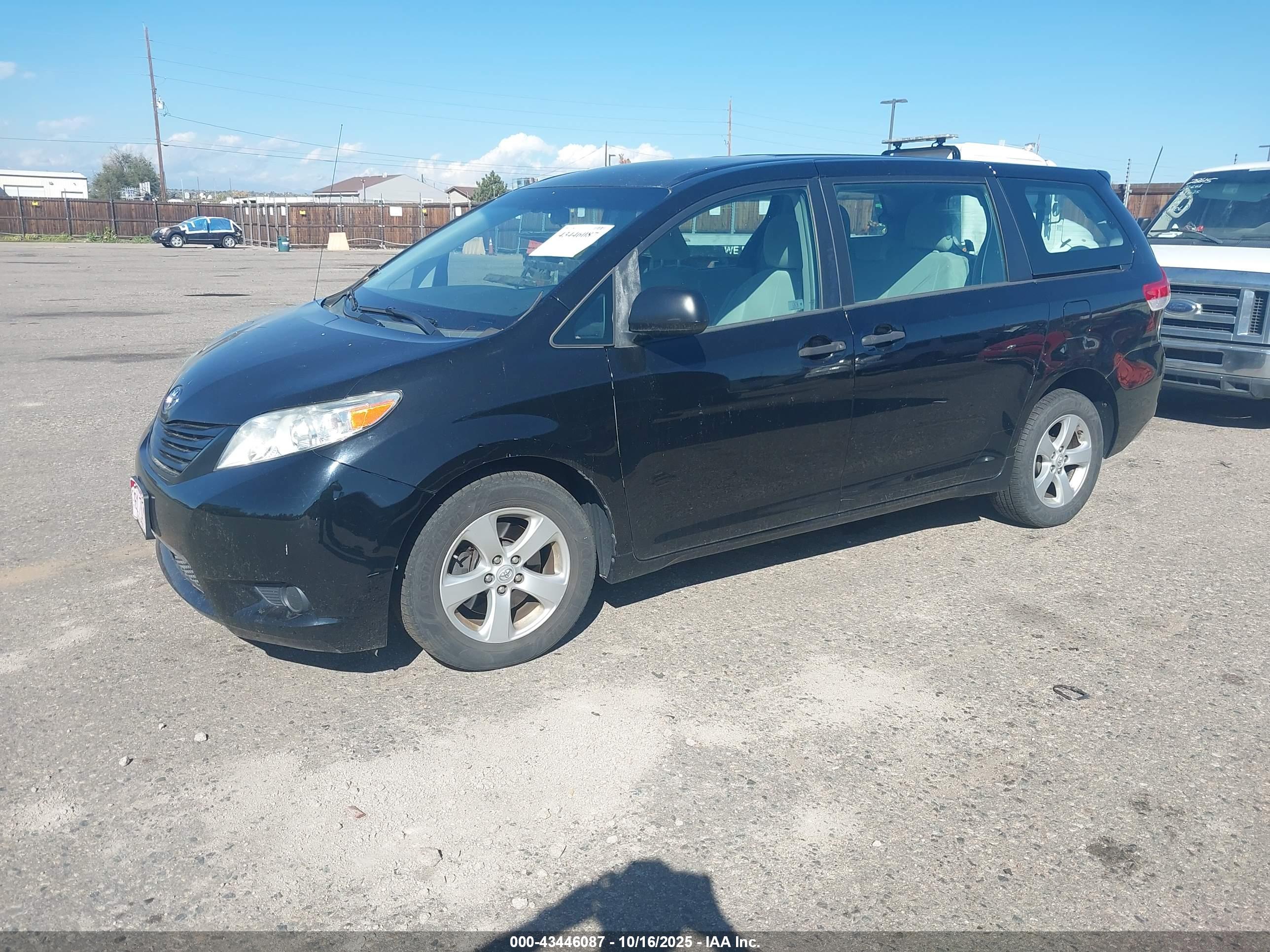 TOYOTA SIENNA image 2