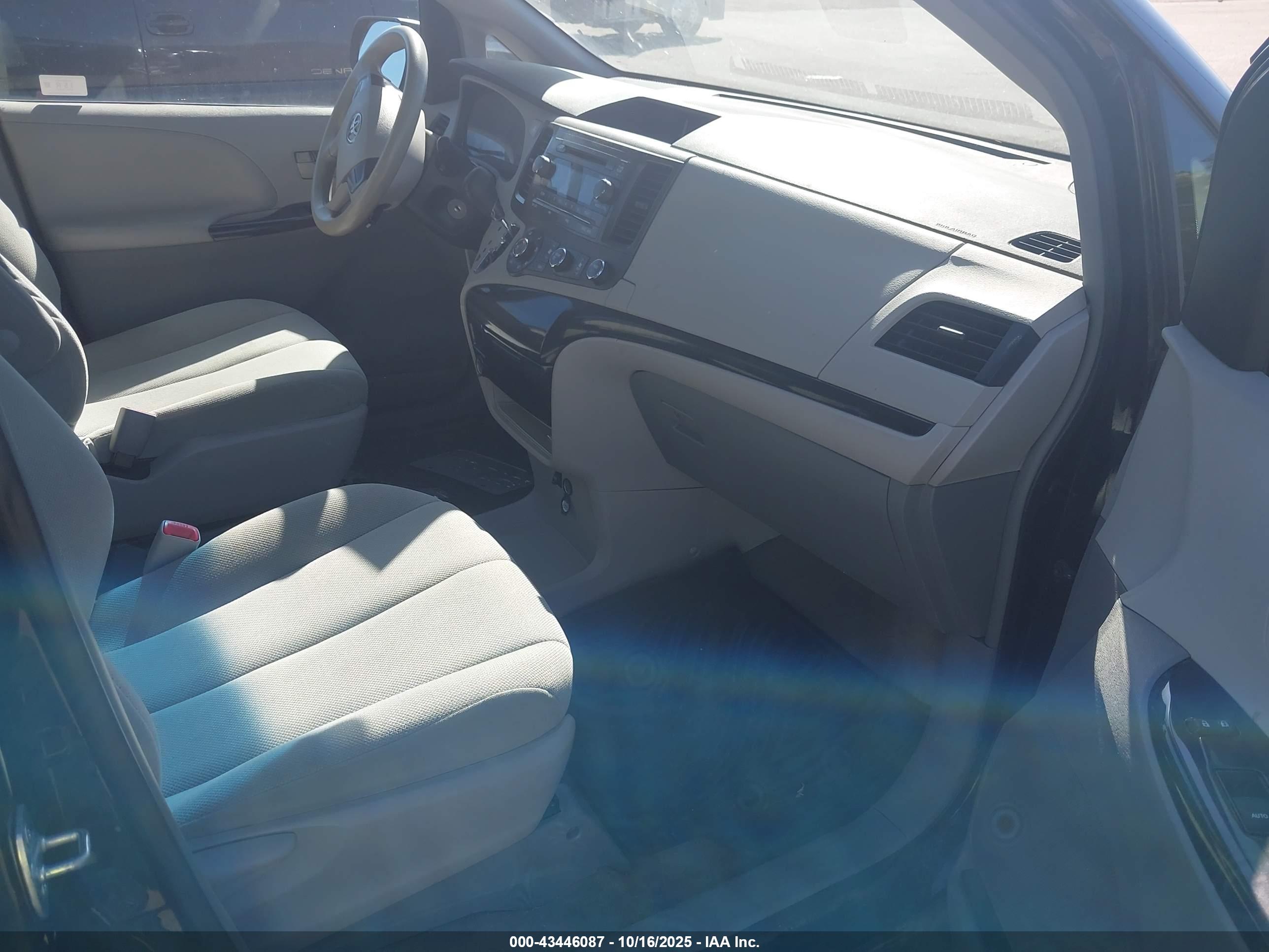 TOYOTA SIENNA image 5