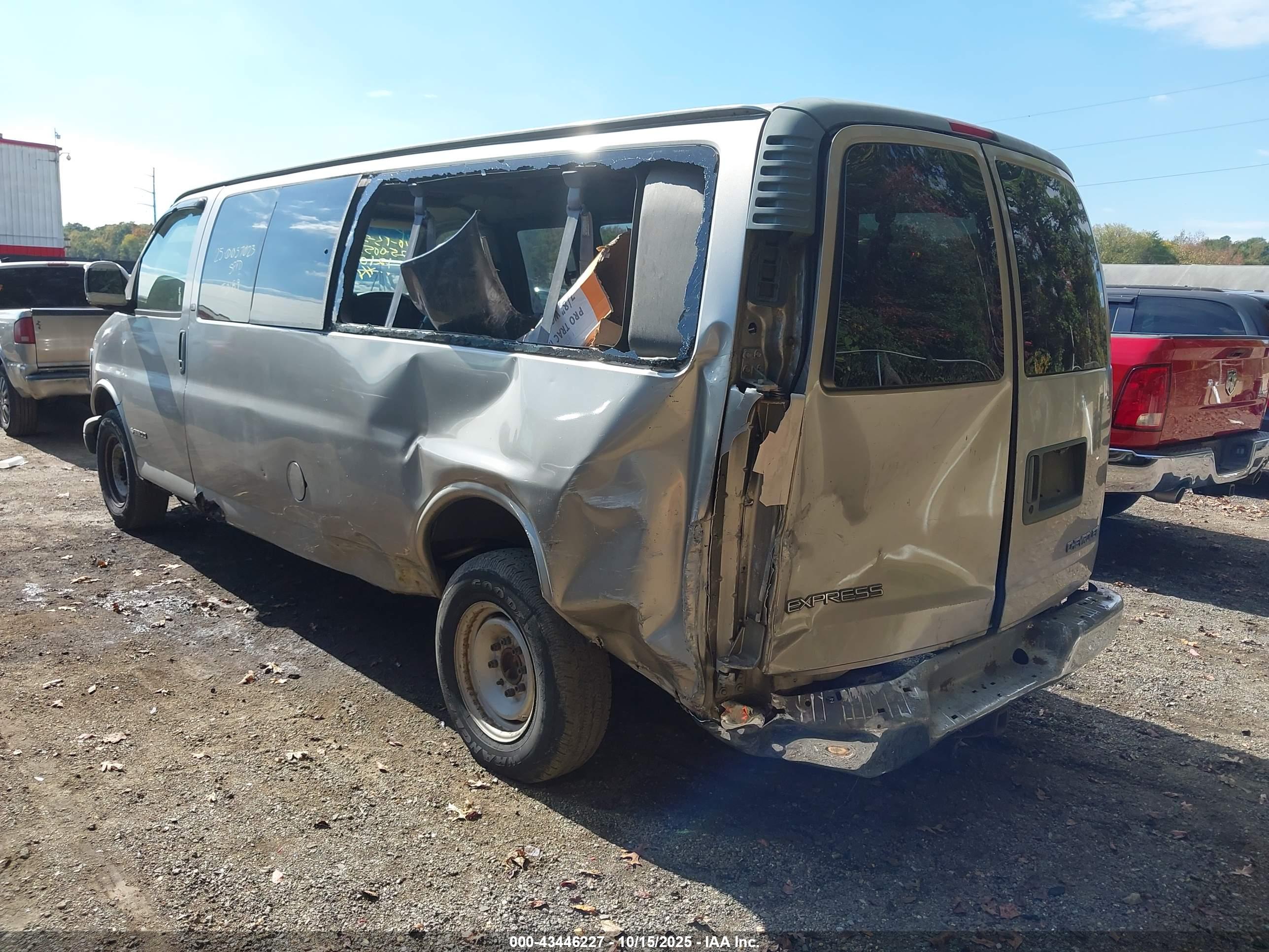 CHEVROLET EXPRESS image 3