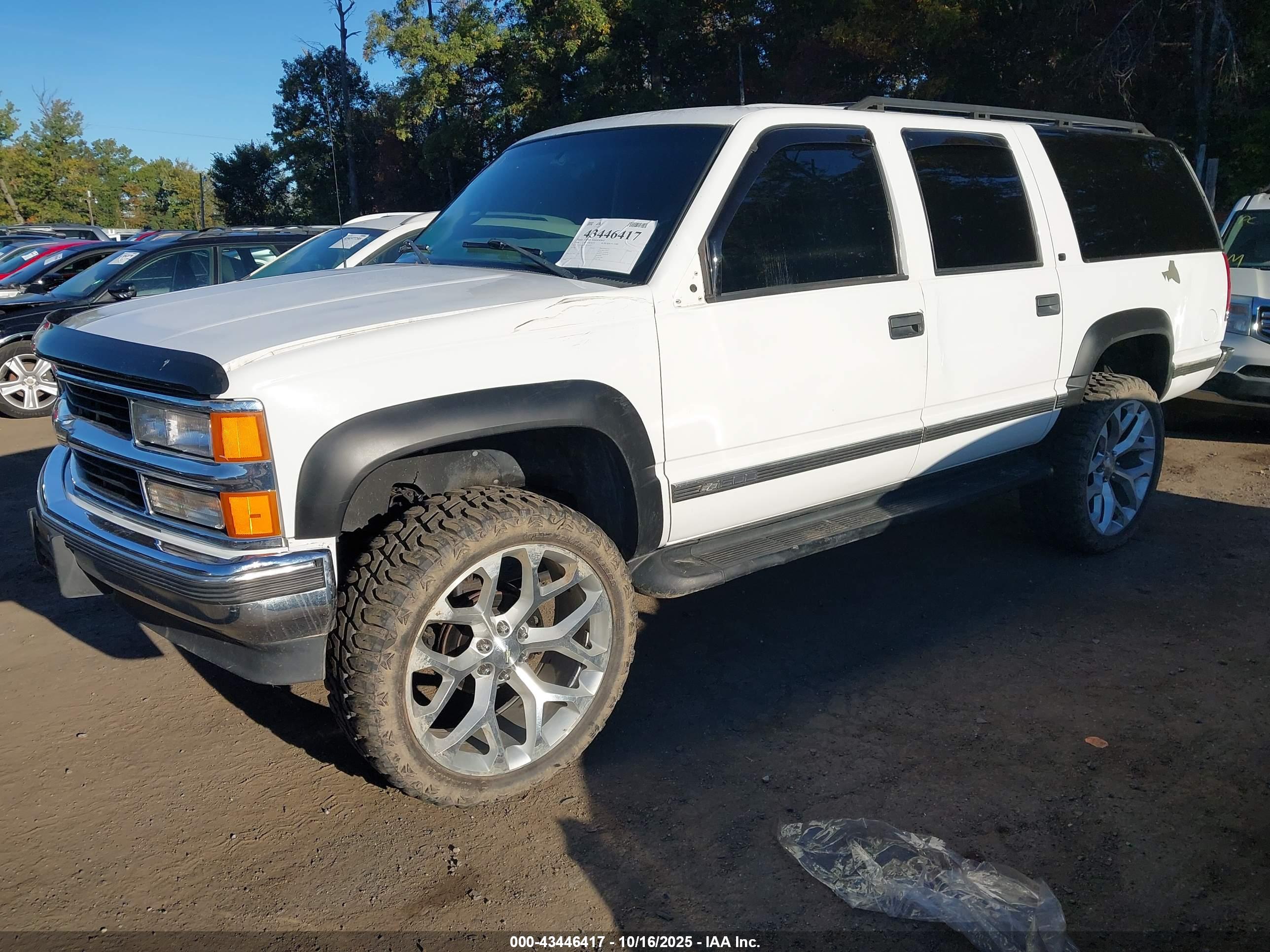 CHEVROLET SUBURBAN image 2