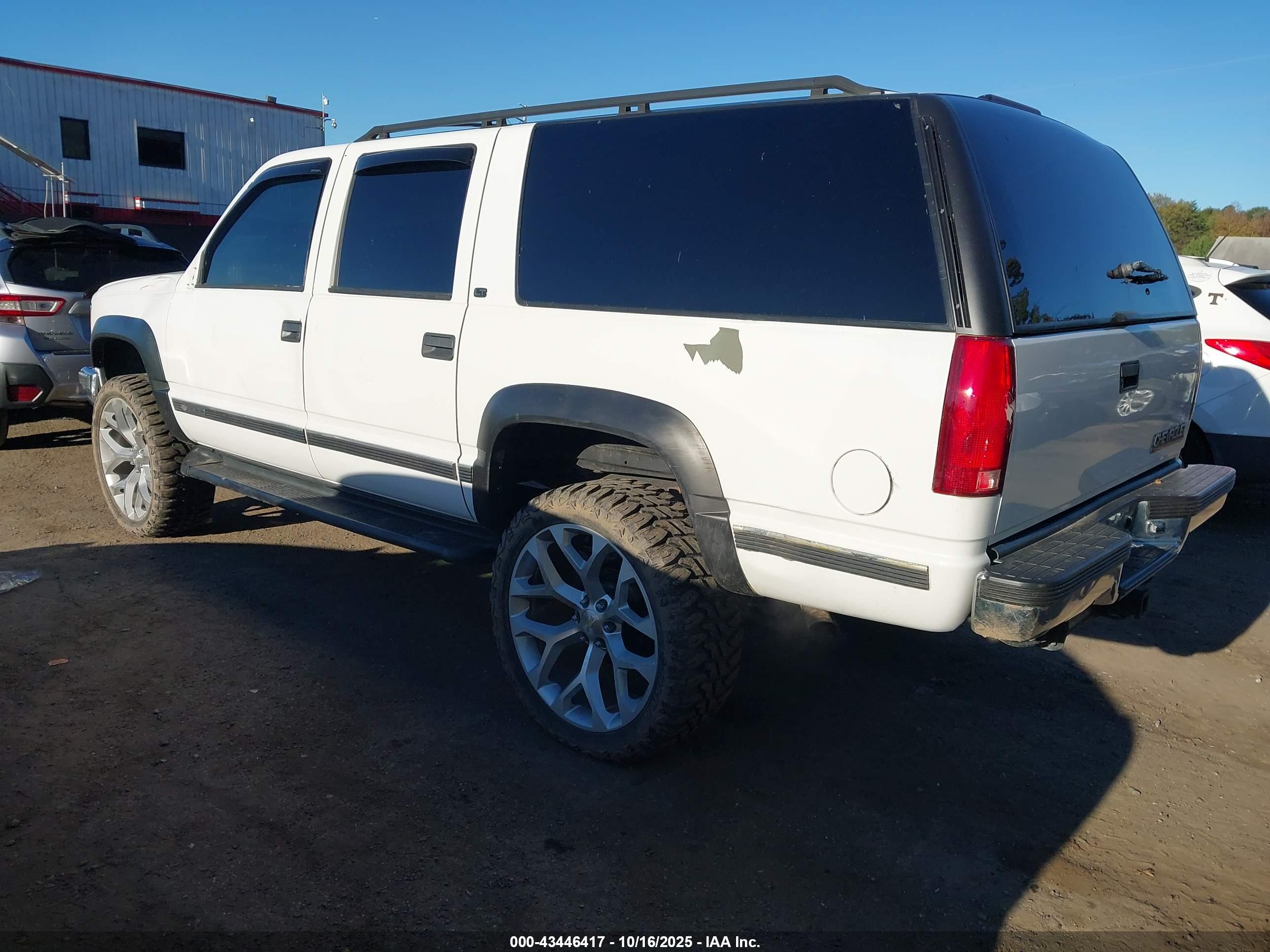 CHEVROLET SUBURBAN image 3