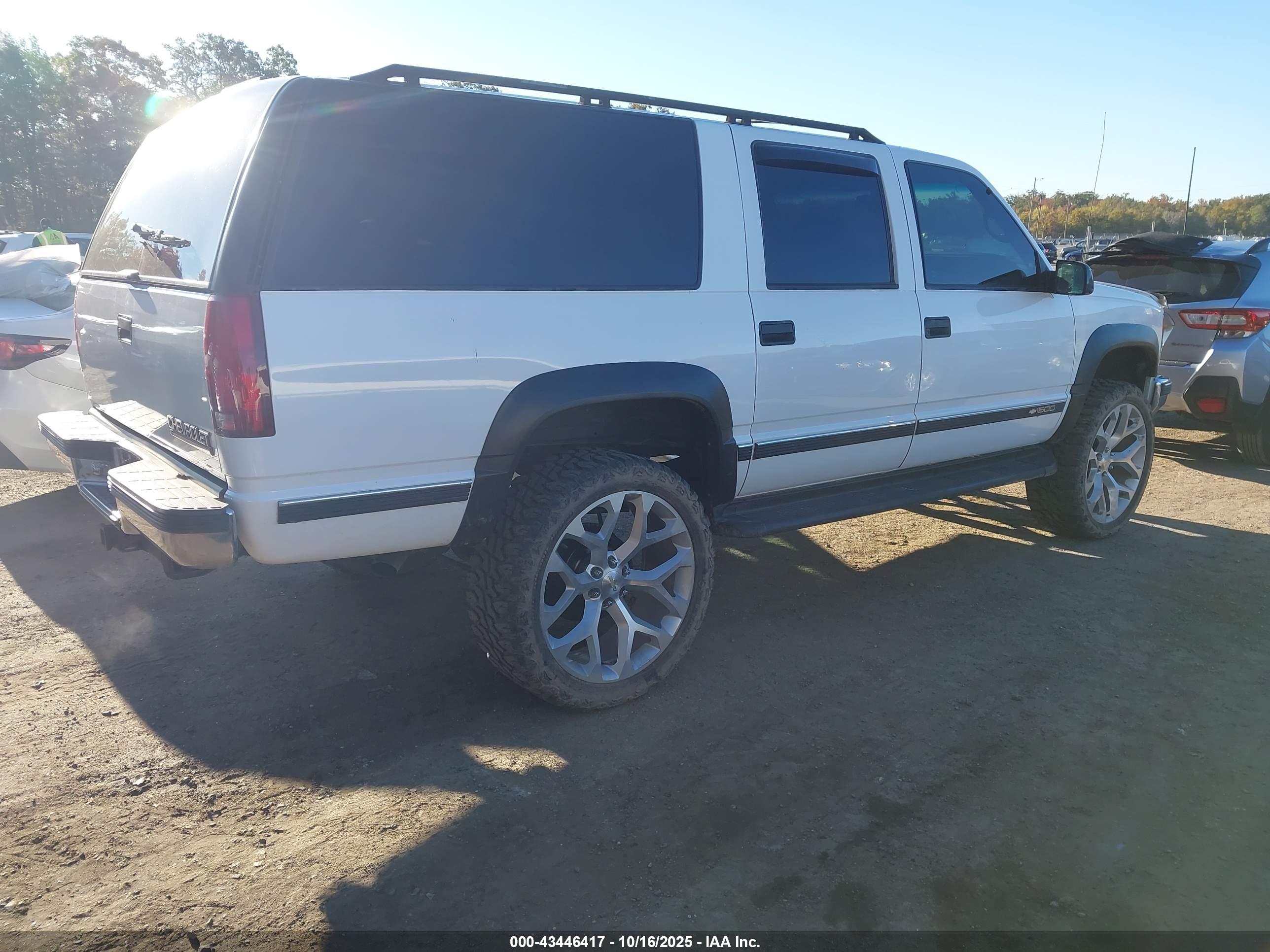CHEVROLET SUBURBAN image 4