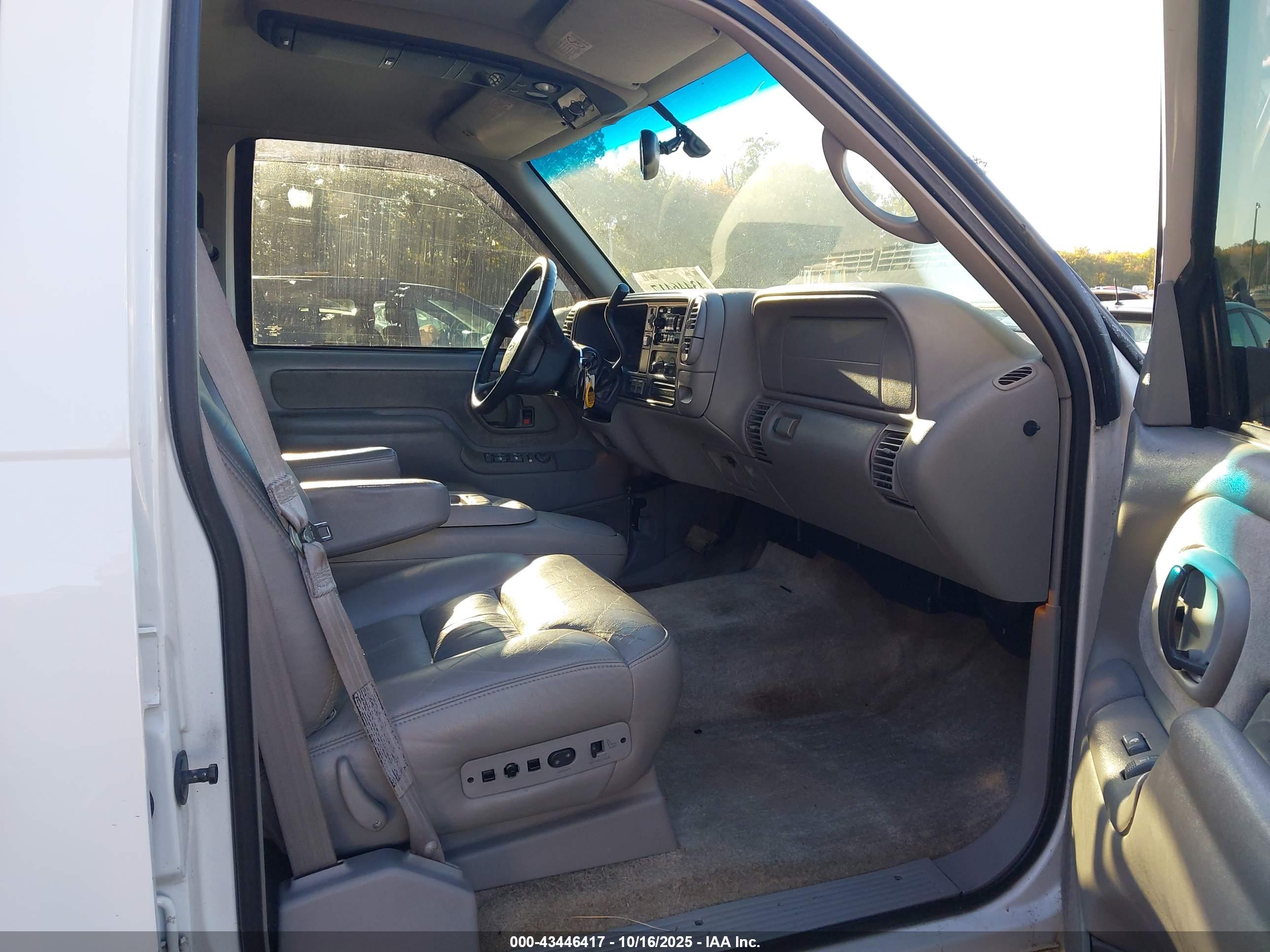 CHEVROLET SUBURBAN image 5