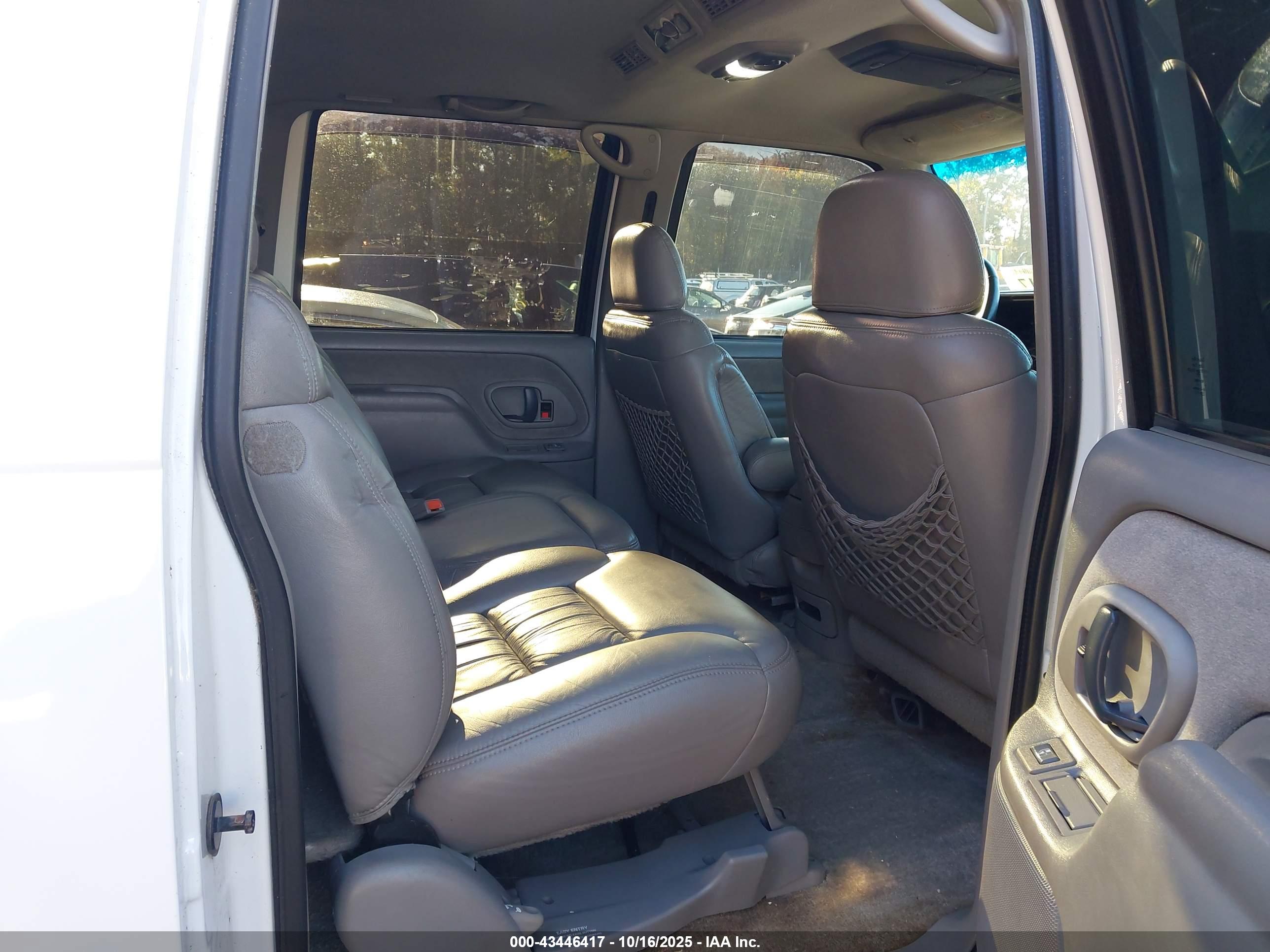 CHEVROLET SUBURBAN image 8