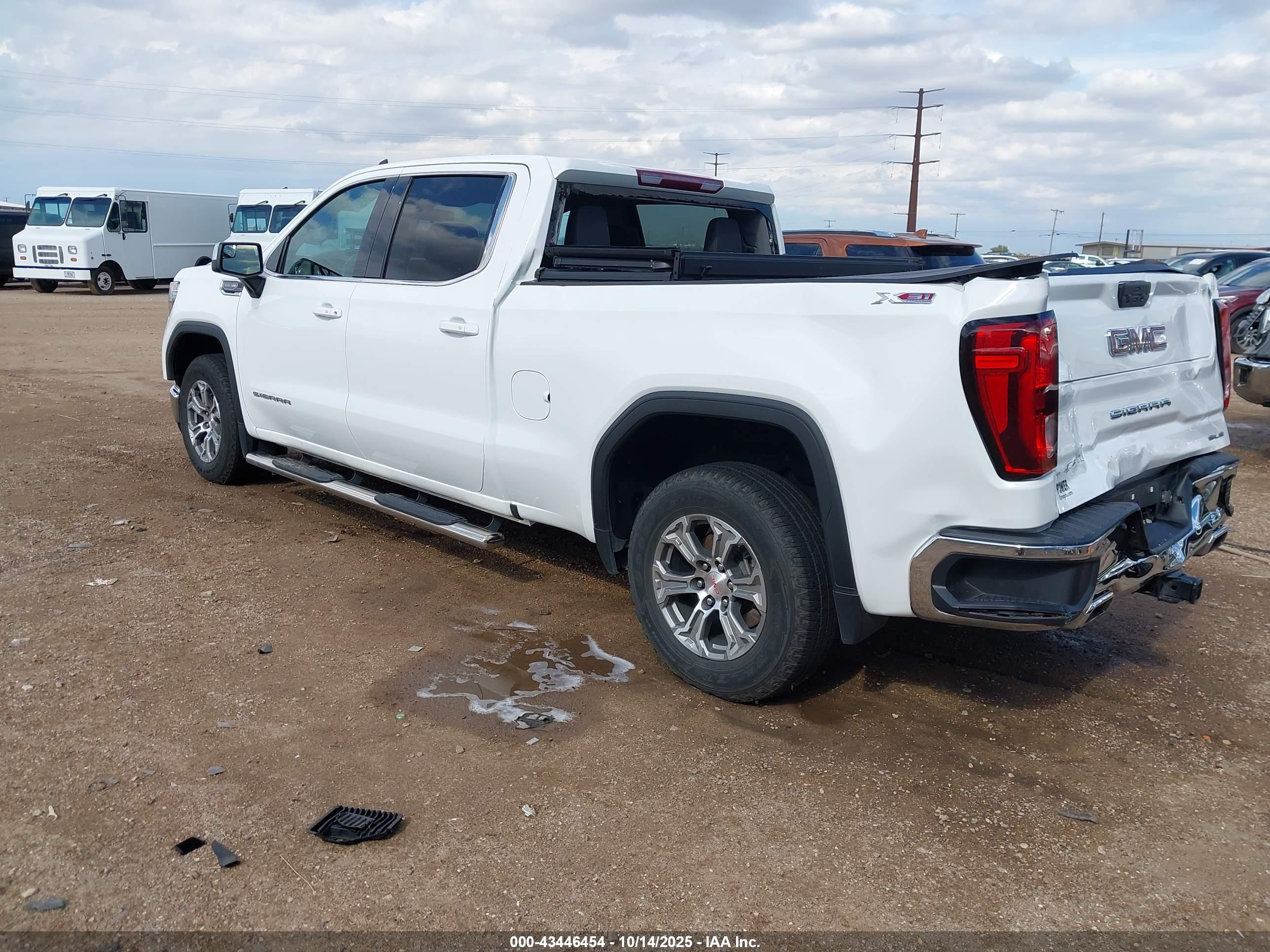 GMC SIERRA image 3