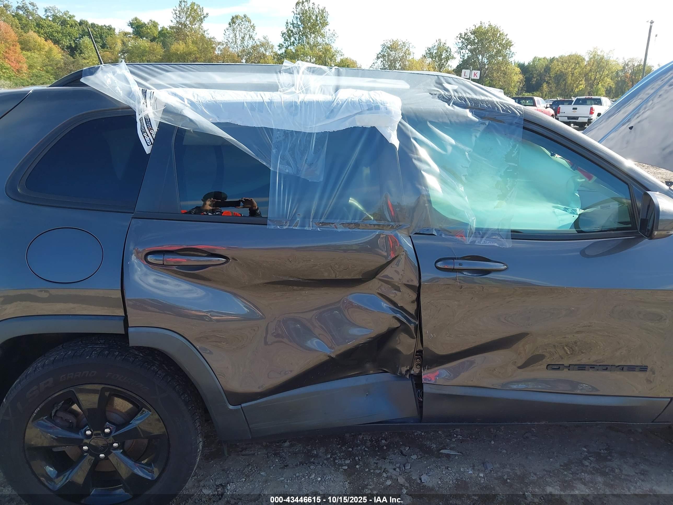 JEEP CHEROKEE image 6