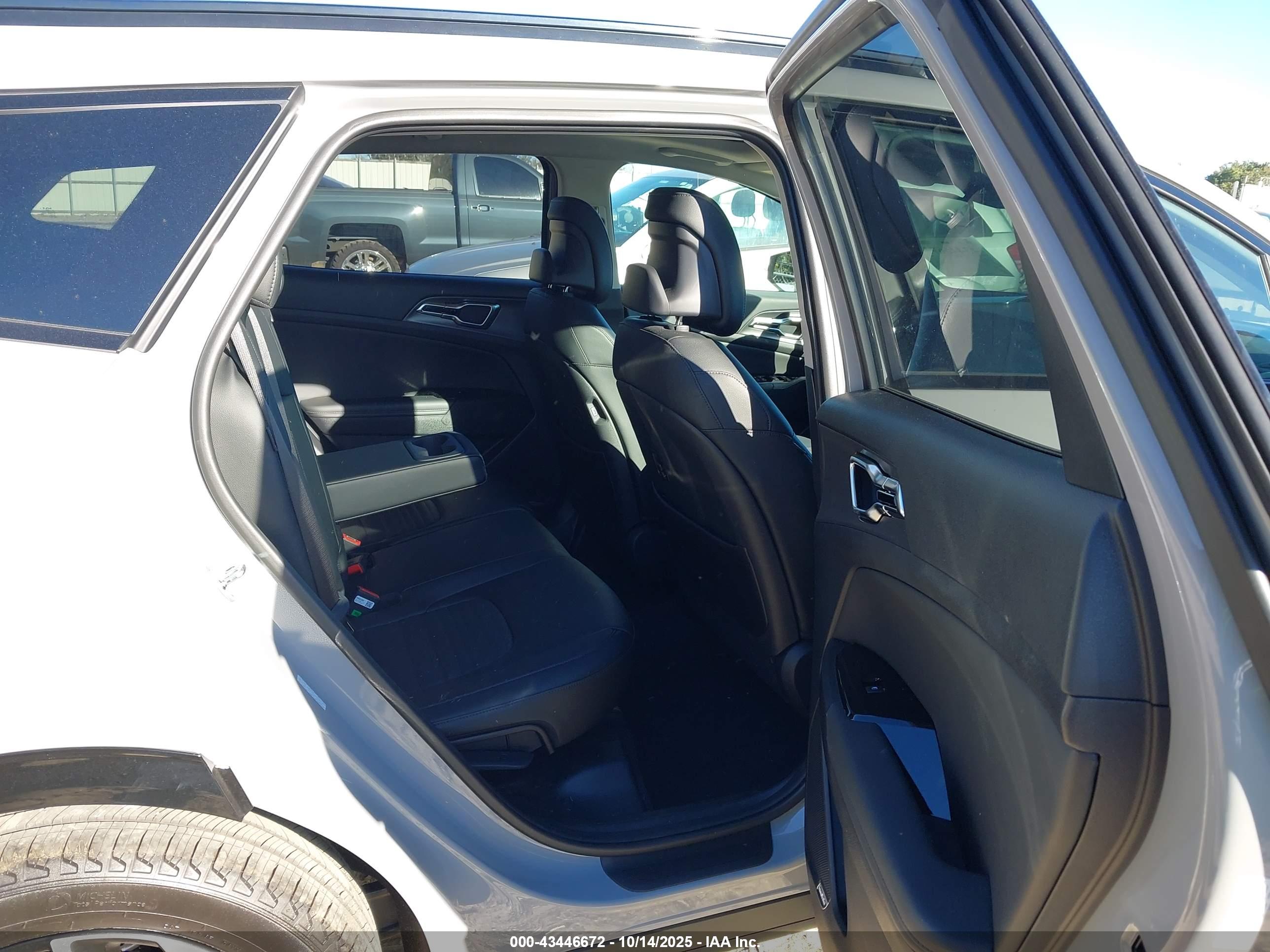 KIA SPORTAGE image 8
