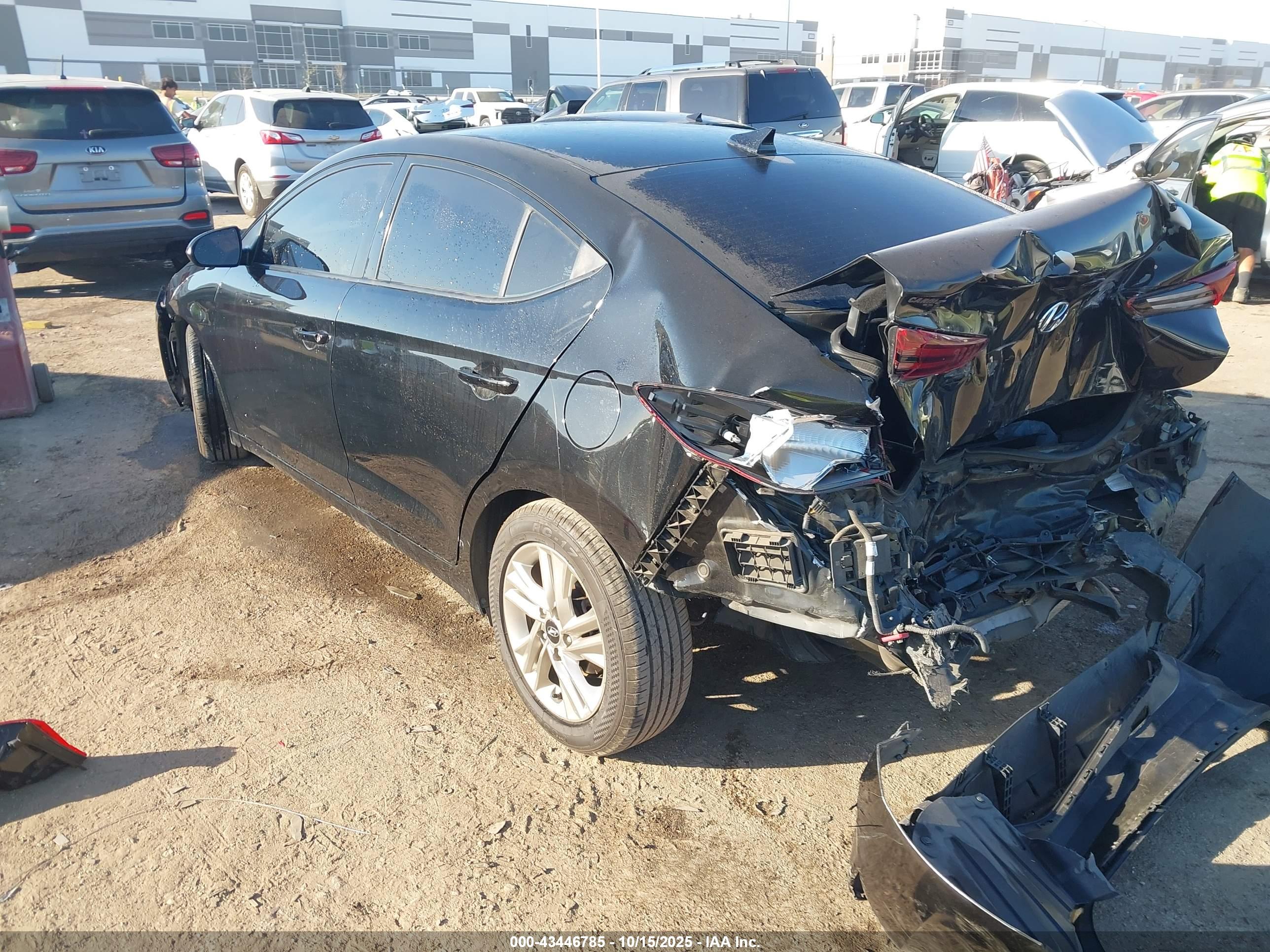 HYUNDAI ELANTRA image 3