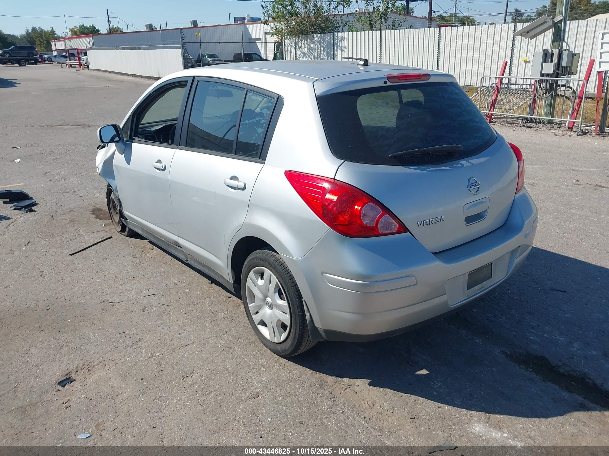 NISSAN VERSA image 3