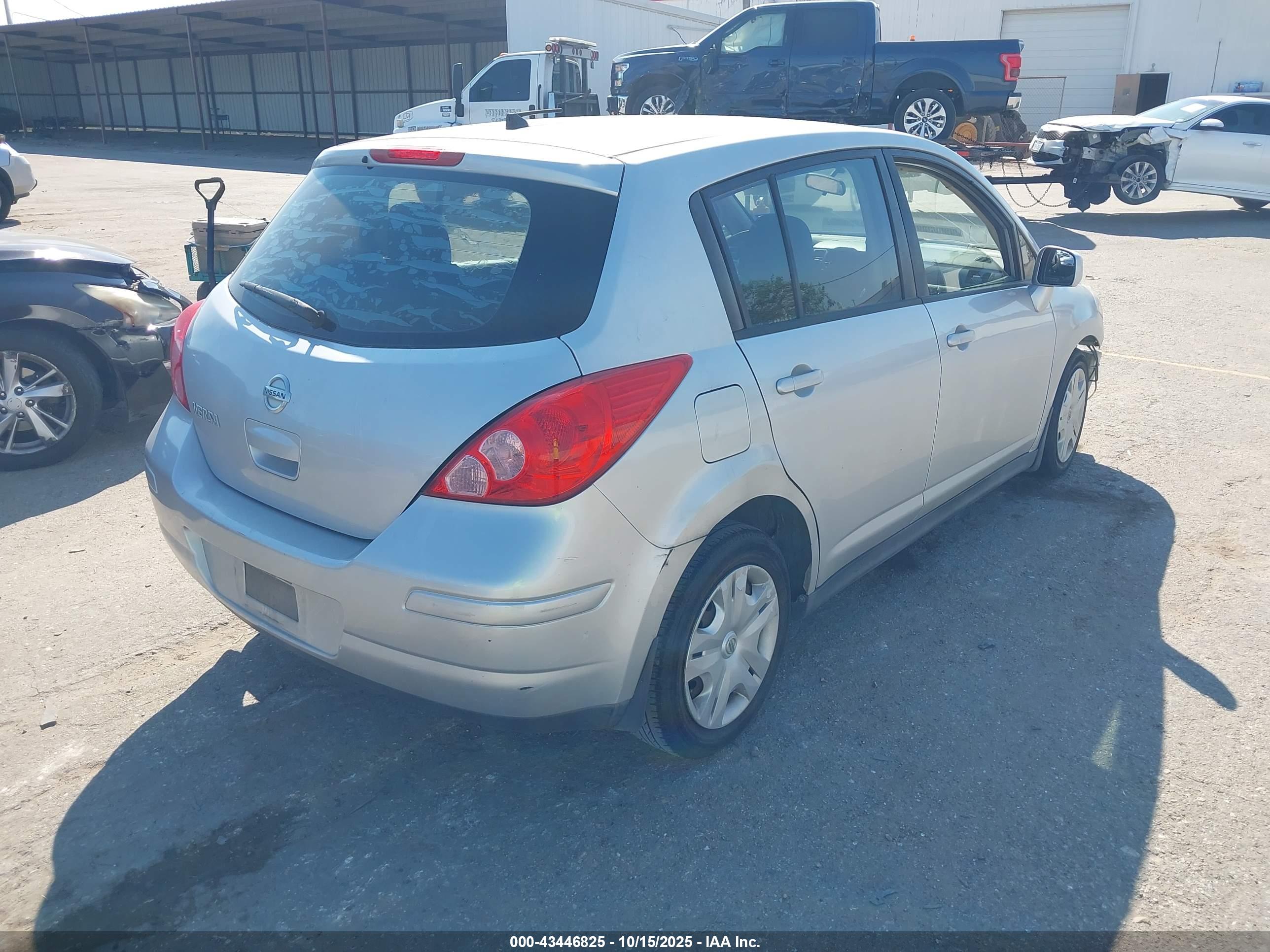 NISSAN VERSA image 4