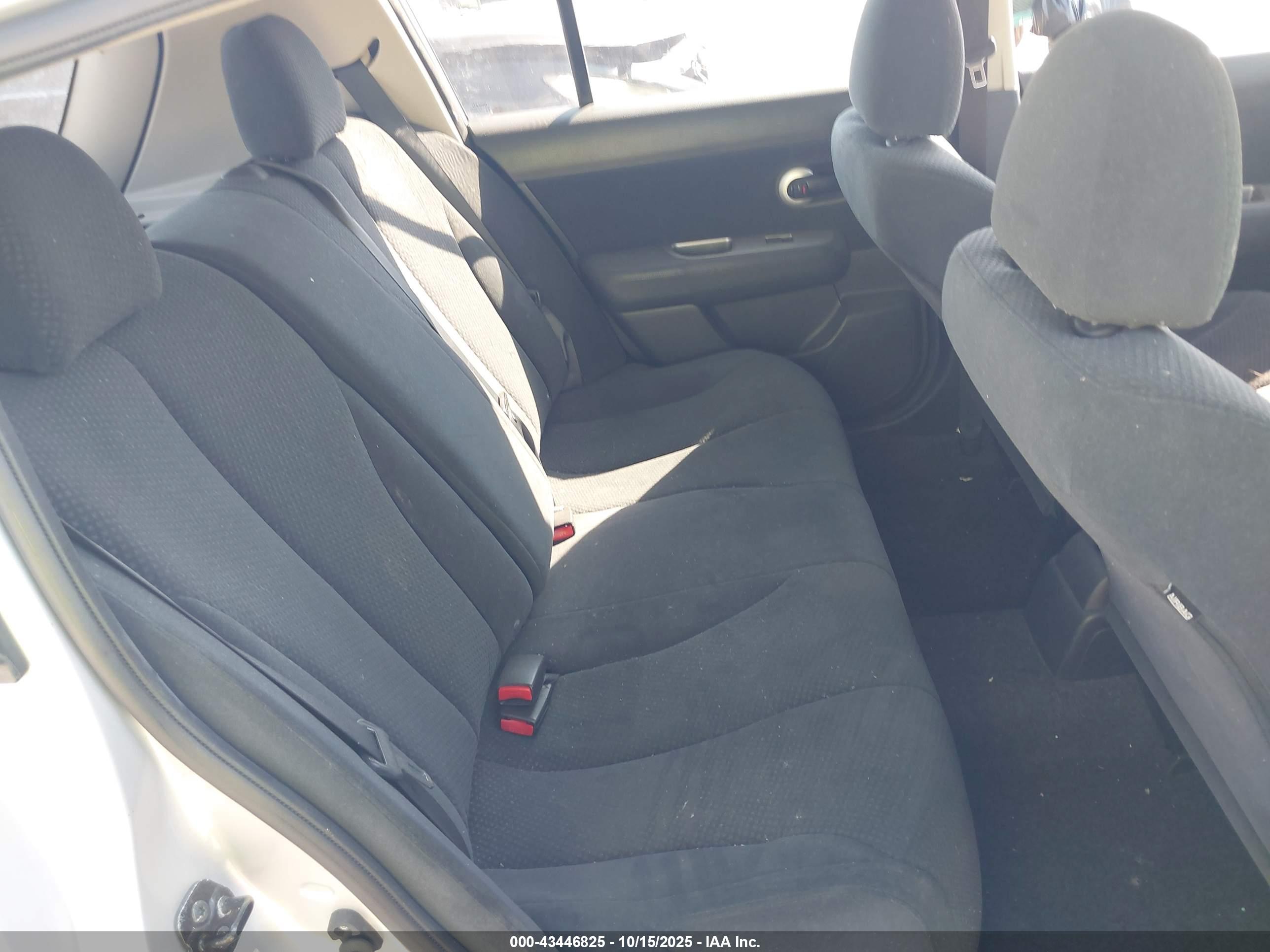 NISSAN VERSA image 8