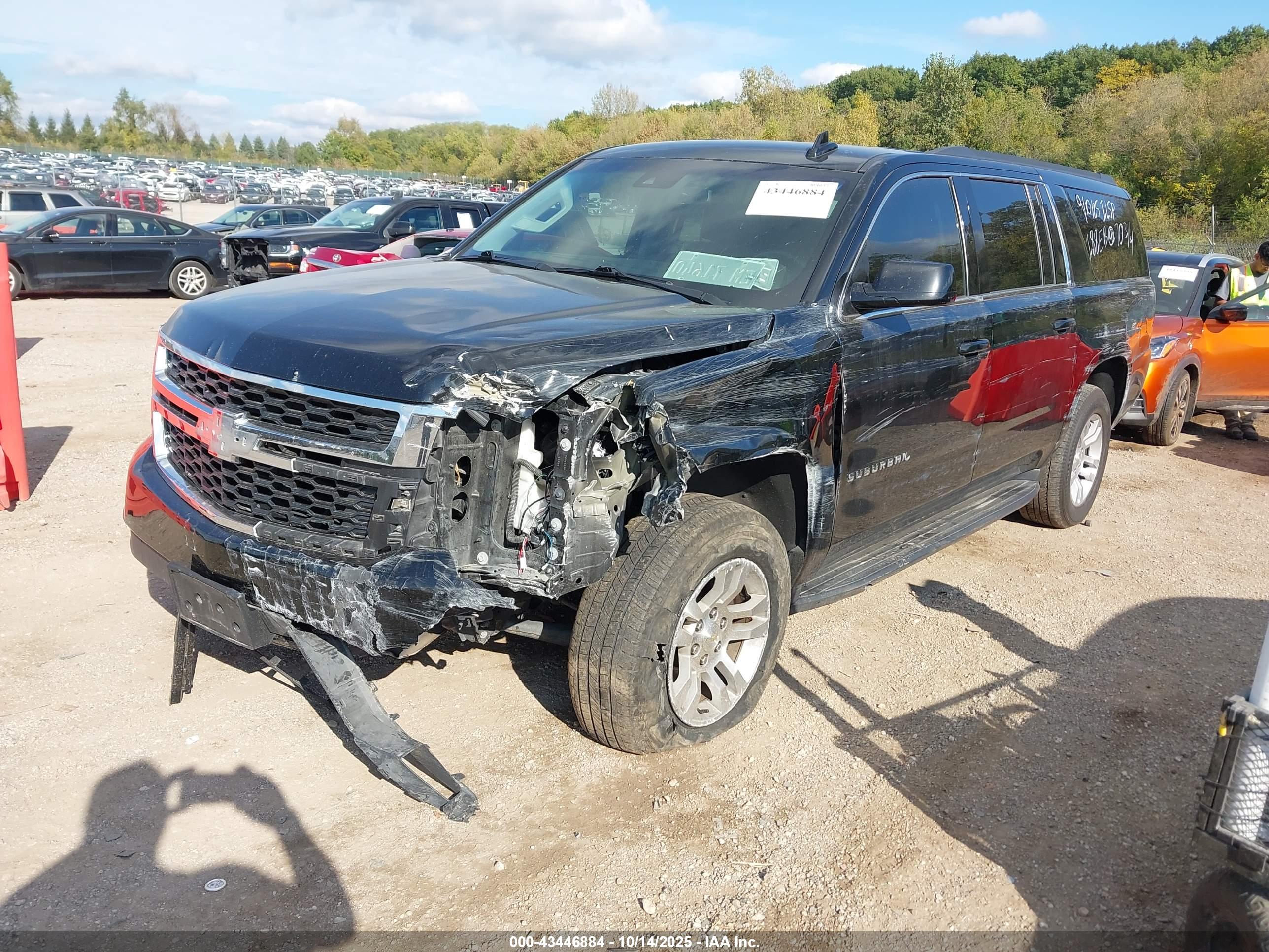 CHEVROLET SUBURBAN image 2
