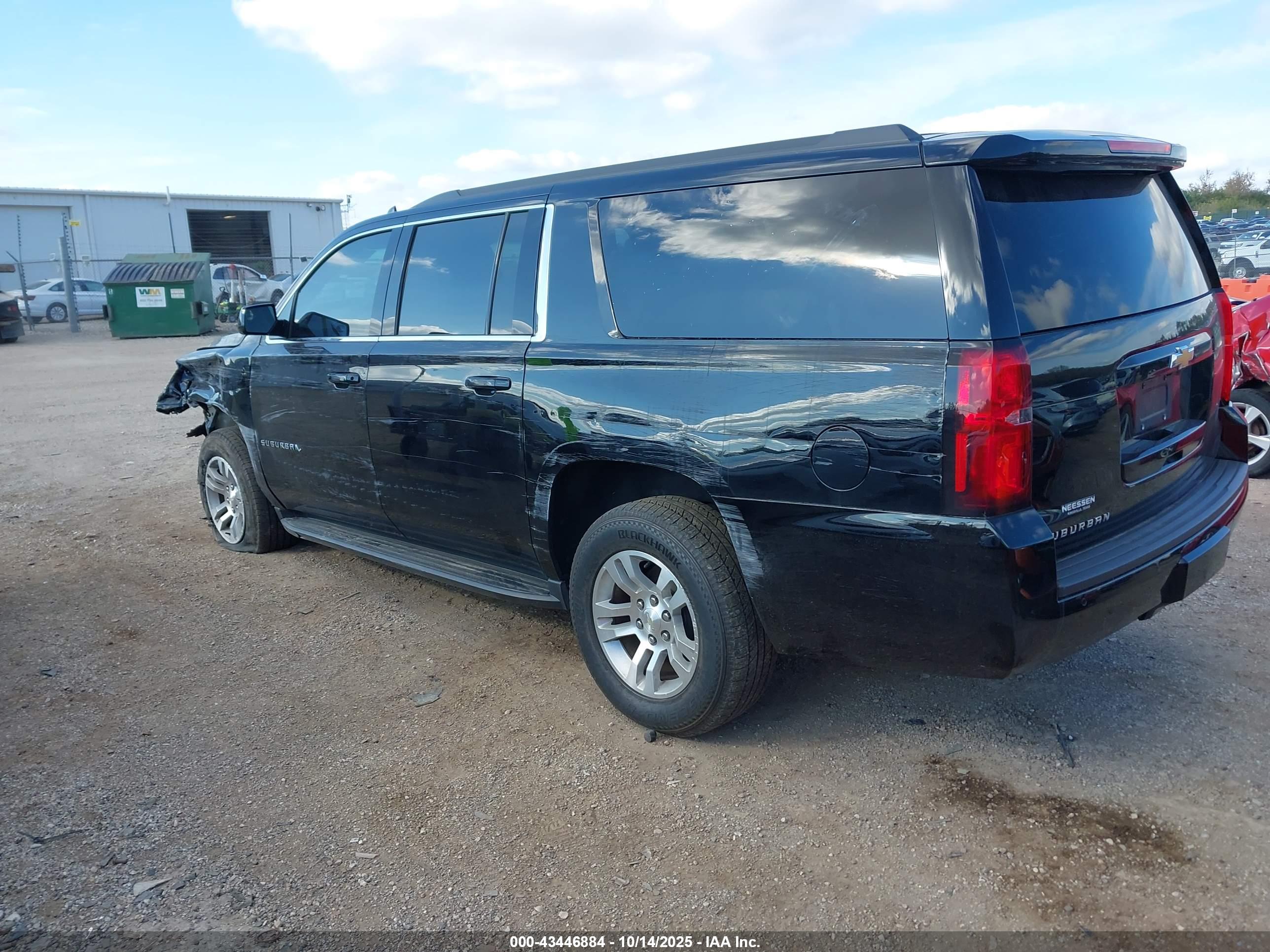 CHEVROLET SUBURBAN image 3