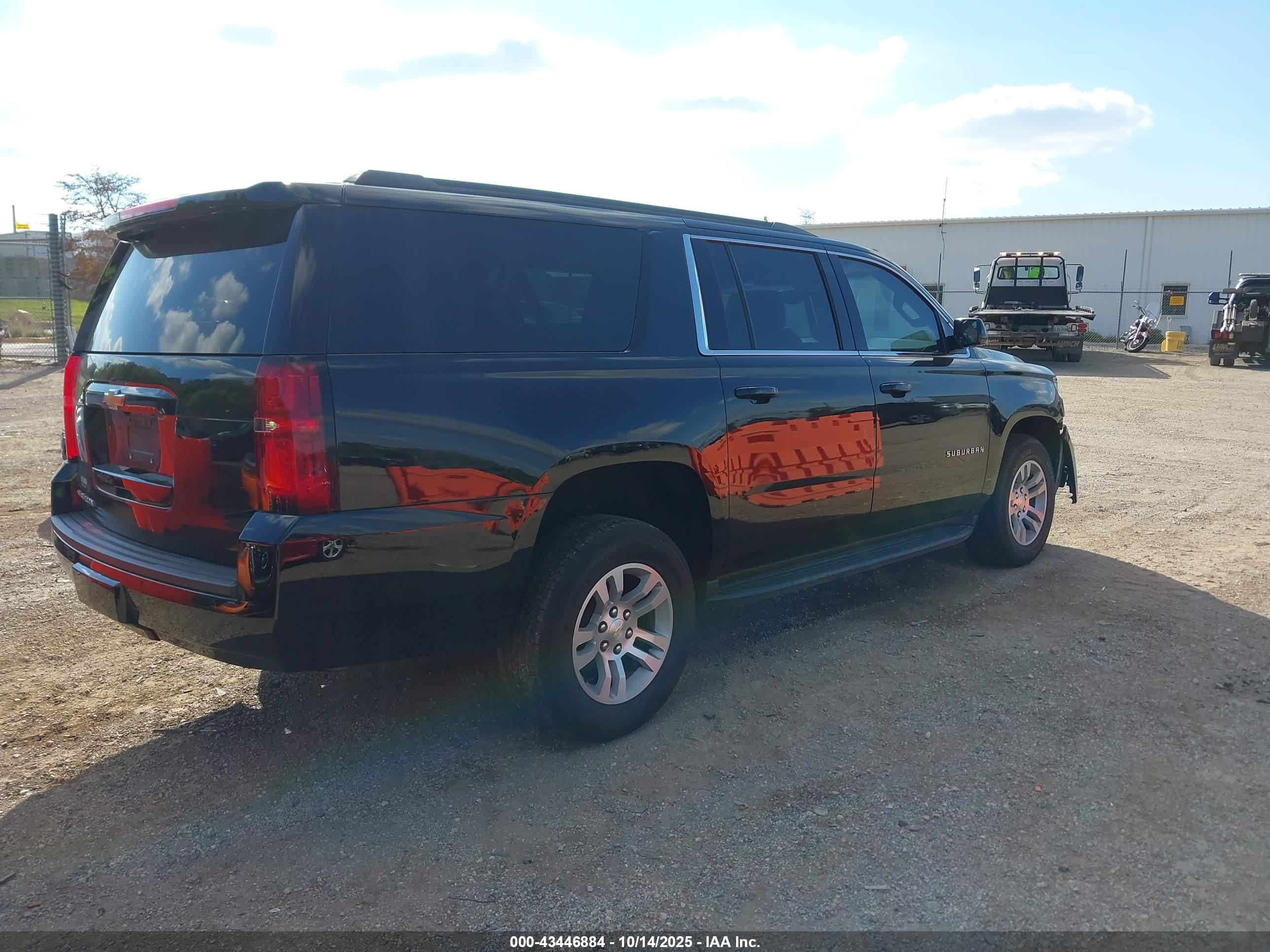 CHEVROLET SUBURBAN image 4
