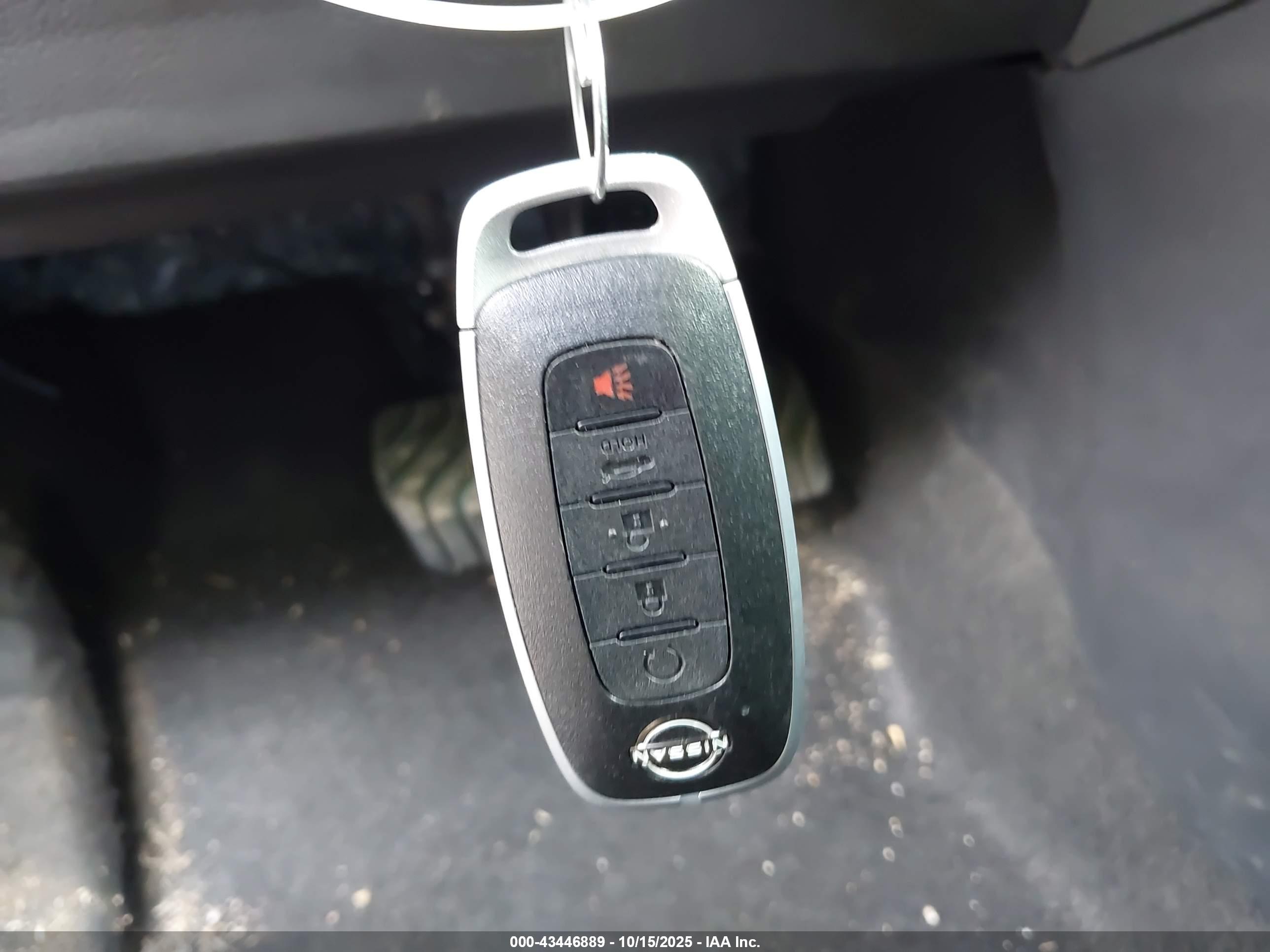 NISSAN VERSA image 11
