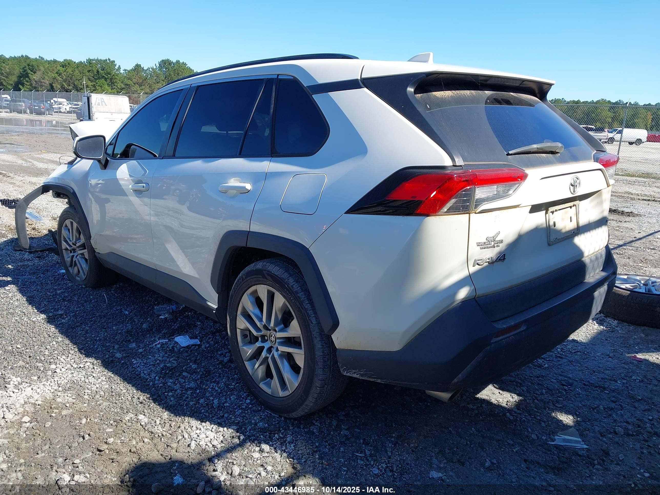 TOYOTA RAV4 image 3