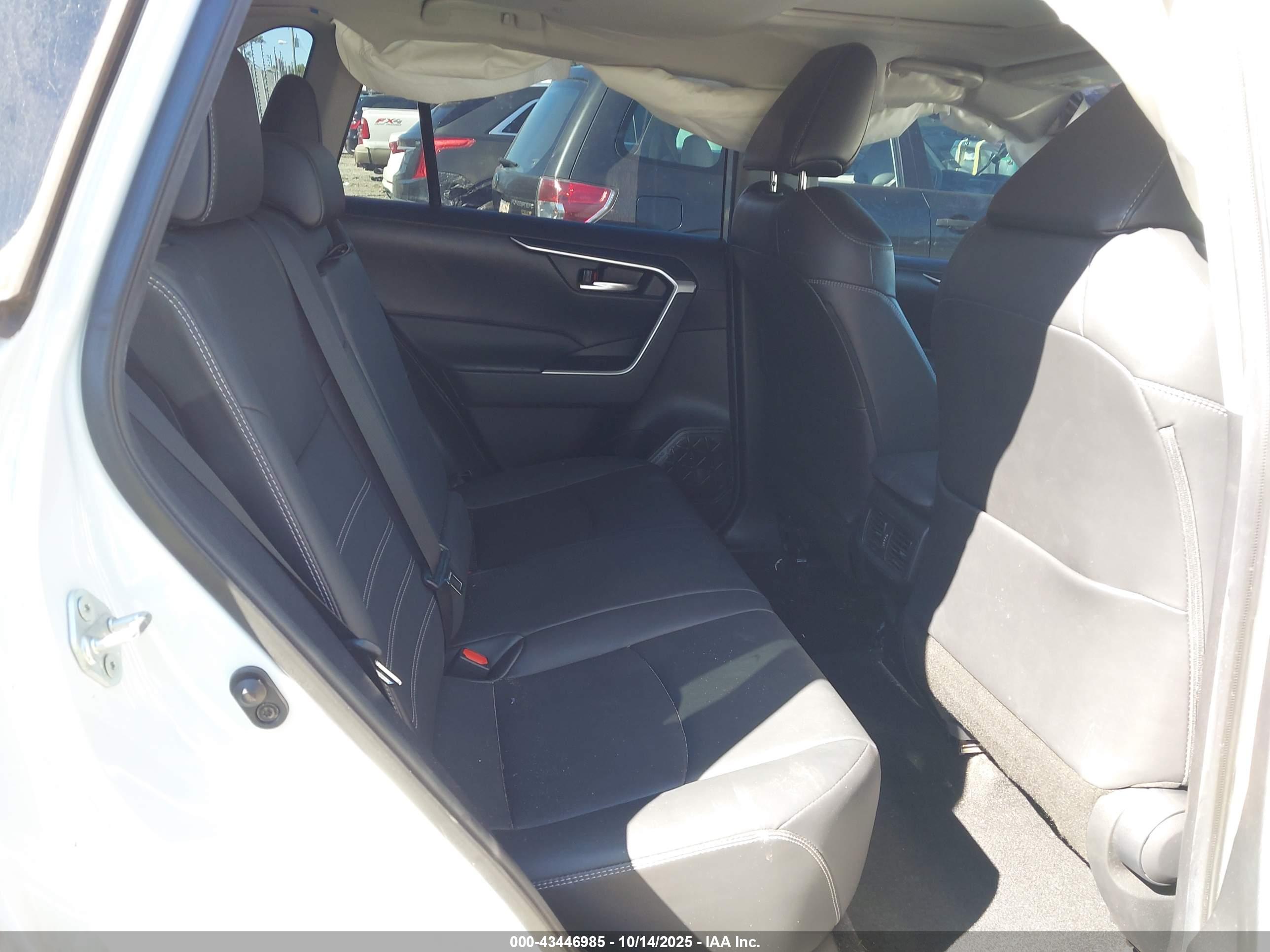 TOYOTA RAV4 image 8