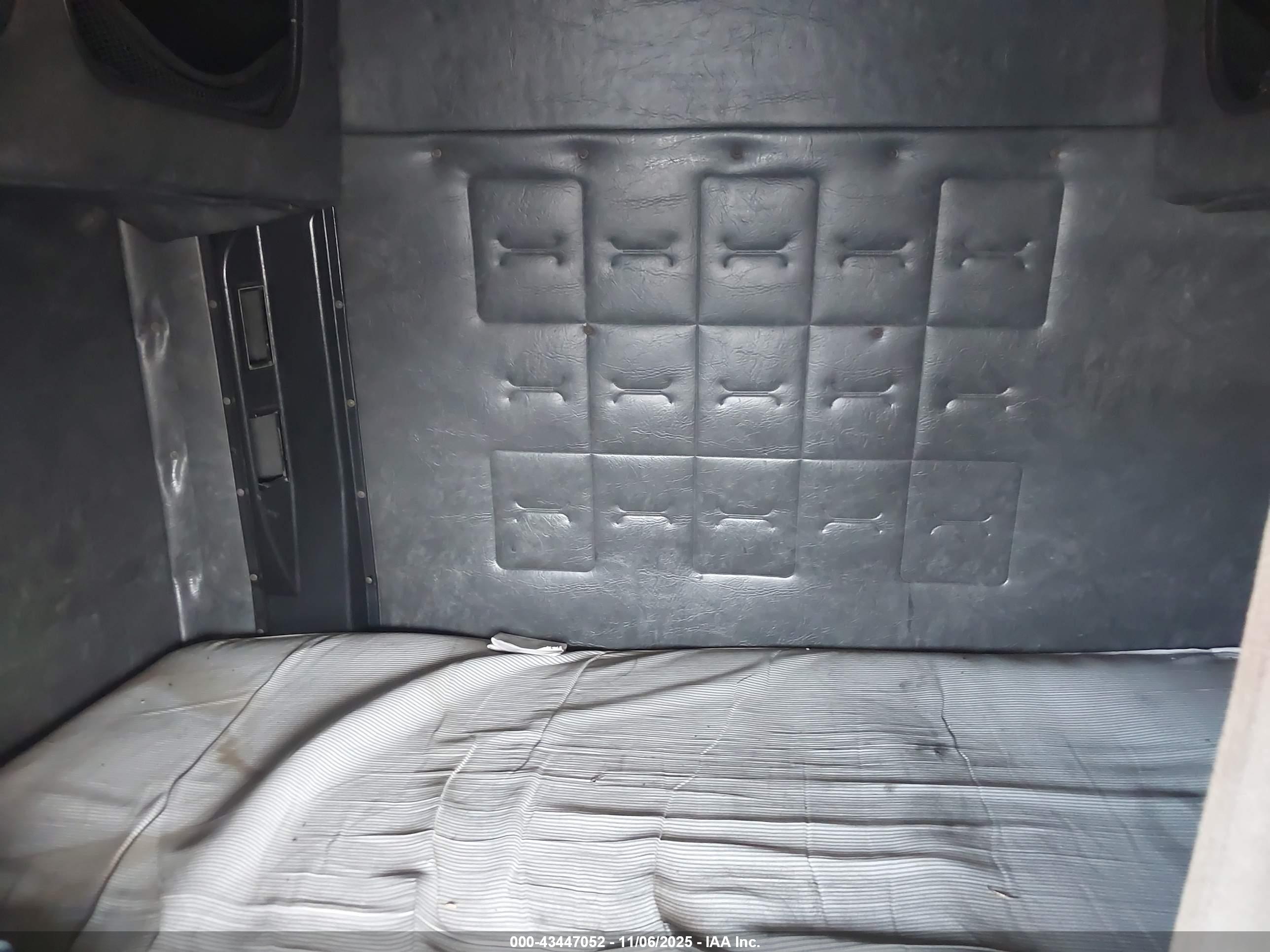 WHITE/GMC AERO image 7