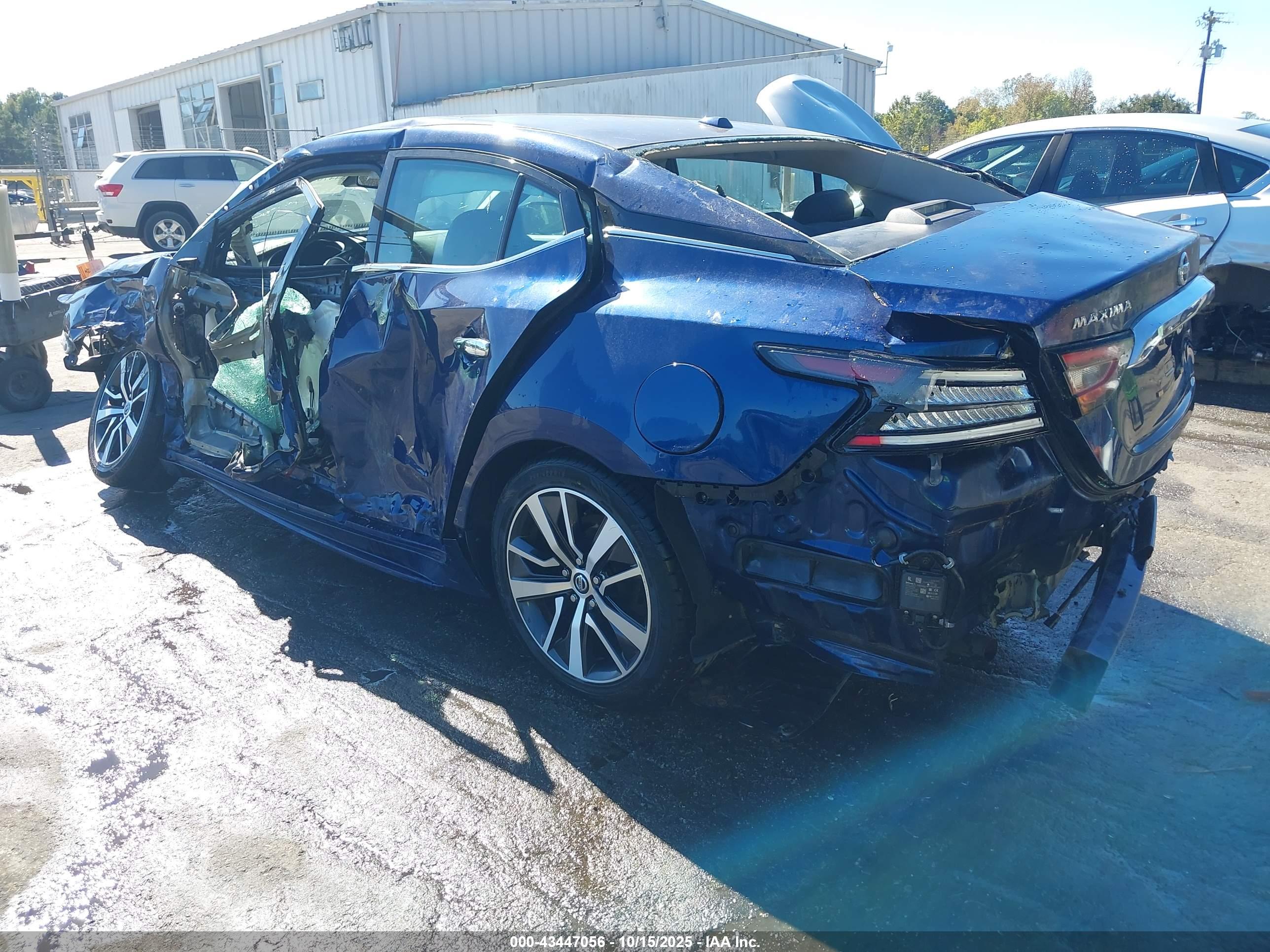 NISSAN MAXIMA image 3